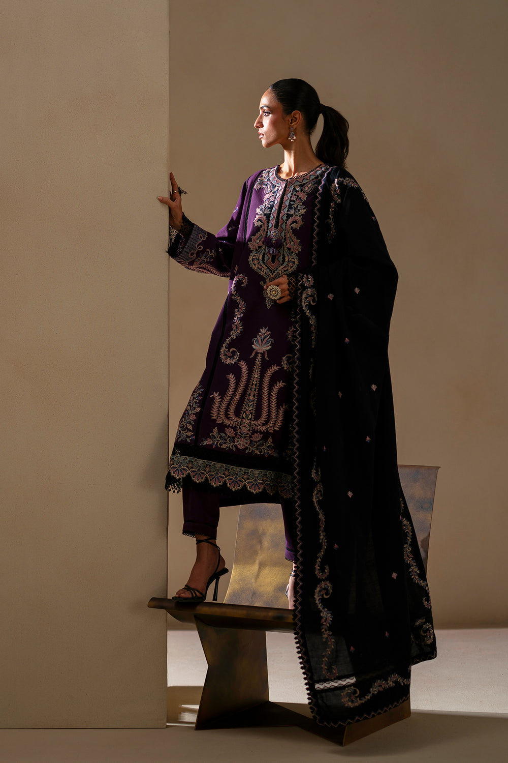 EMBROIDERED SUIT (E0783/203/517)