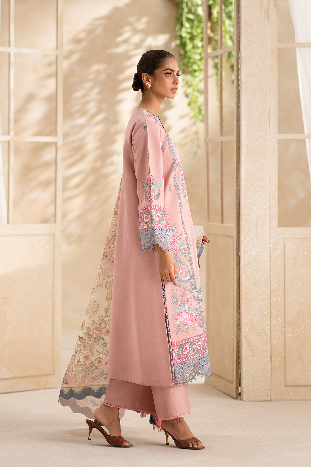 EMBROIDERED LAWN SUIT (E0551/203/327)