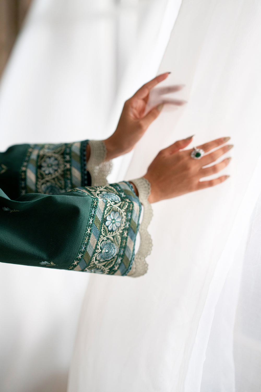 EMBROIDERED LAWN SUIT (E0558/203/707)