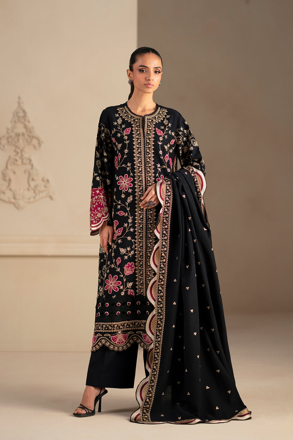 EMBROIDERED SUIT (E0784/203/902)