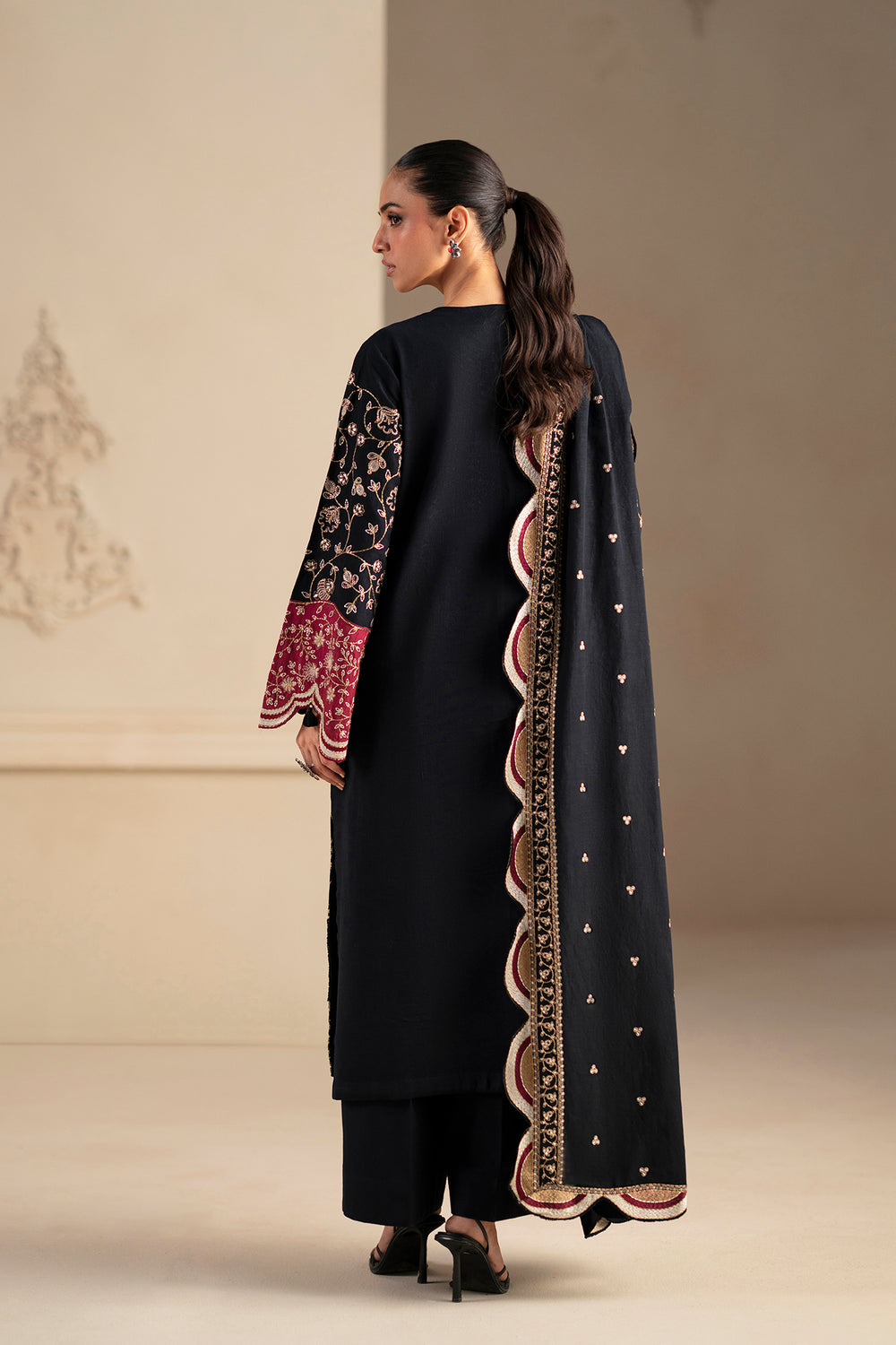 EMBROIDERED SUIT (E0784/203/902)
