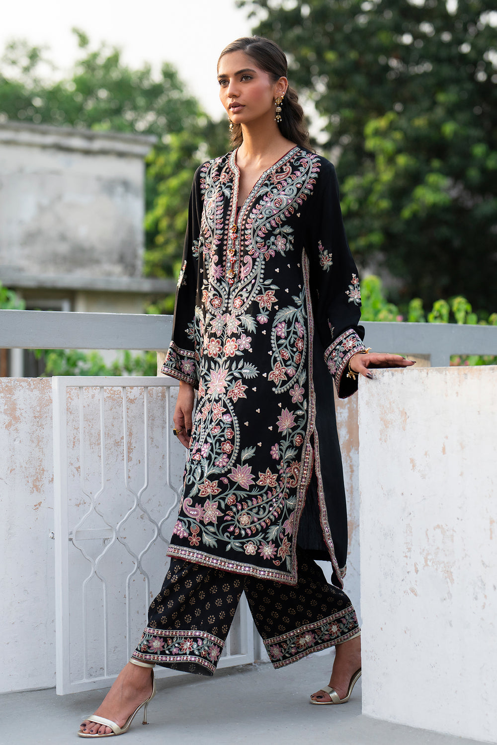 EMBROIDERED SUIT (E0819/104/902)