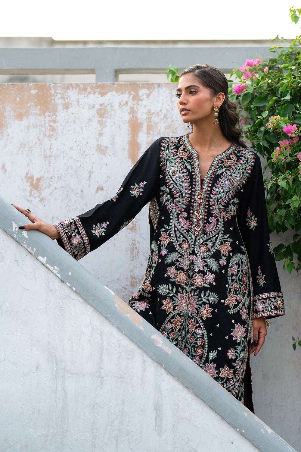 EMBROIDERED SUIT (E0819/104/902)