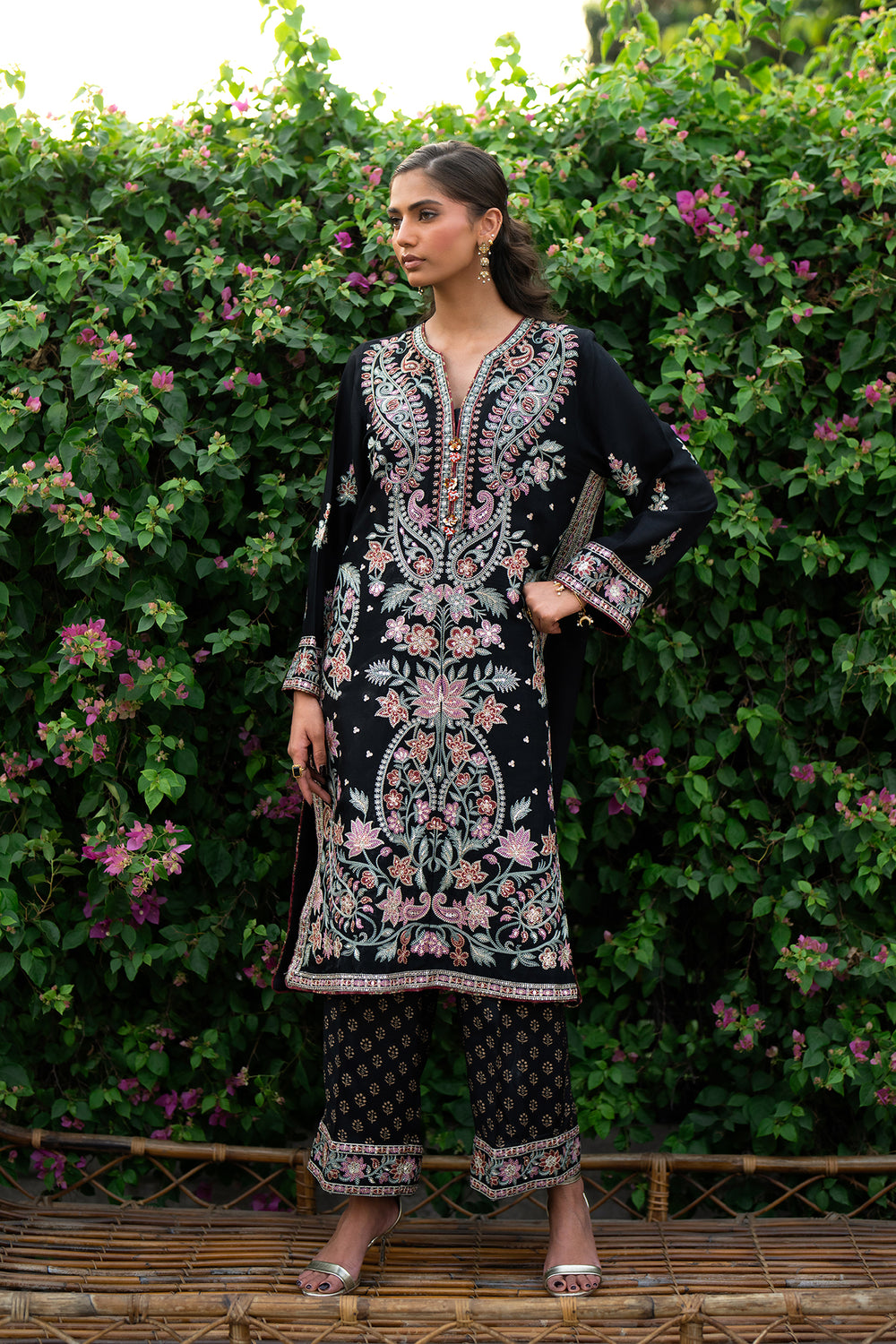 EMBROIDERED SUIT (E0819/104/902)