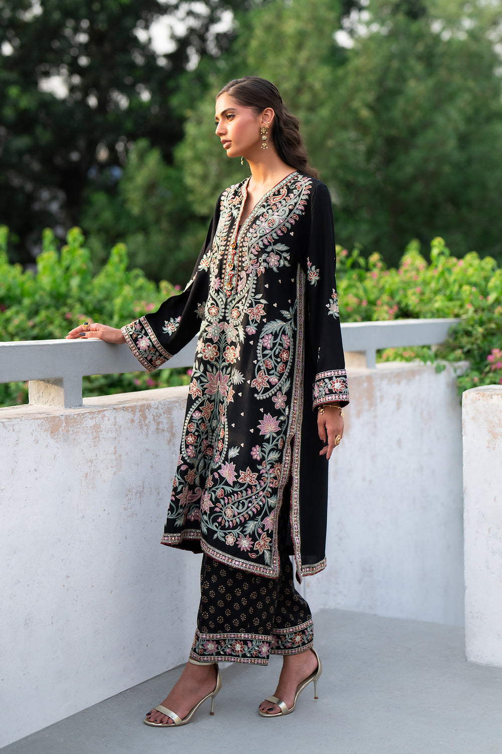 EMBROIDERED SUIT (E0819/104/902)