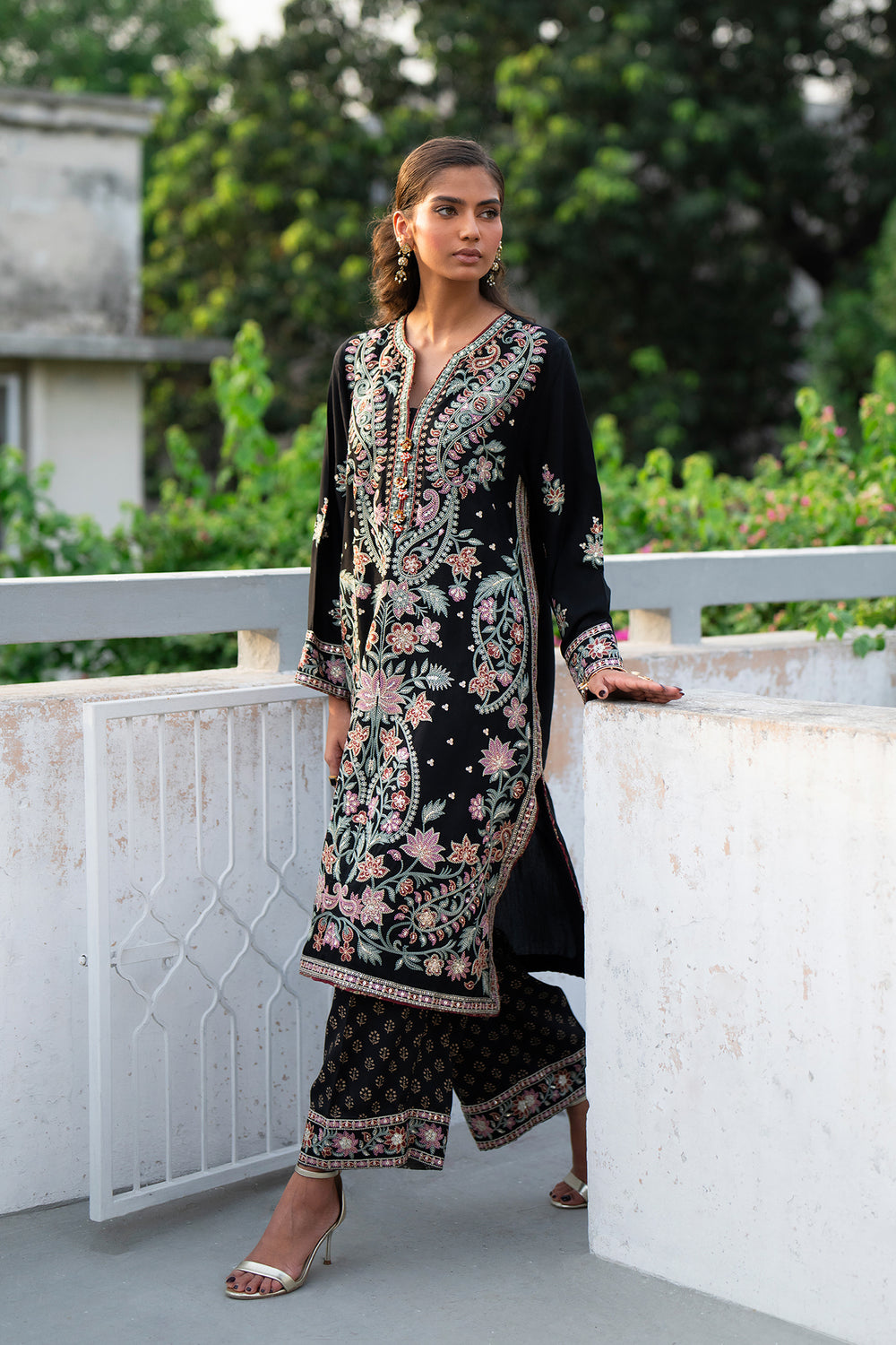EMBROIDERED SUIT (E0819/104/902)
