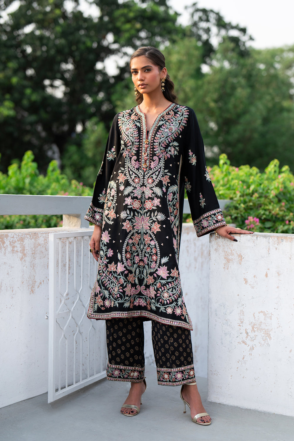 EMBROIDERED SUIT (E0819/104/902)