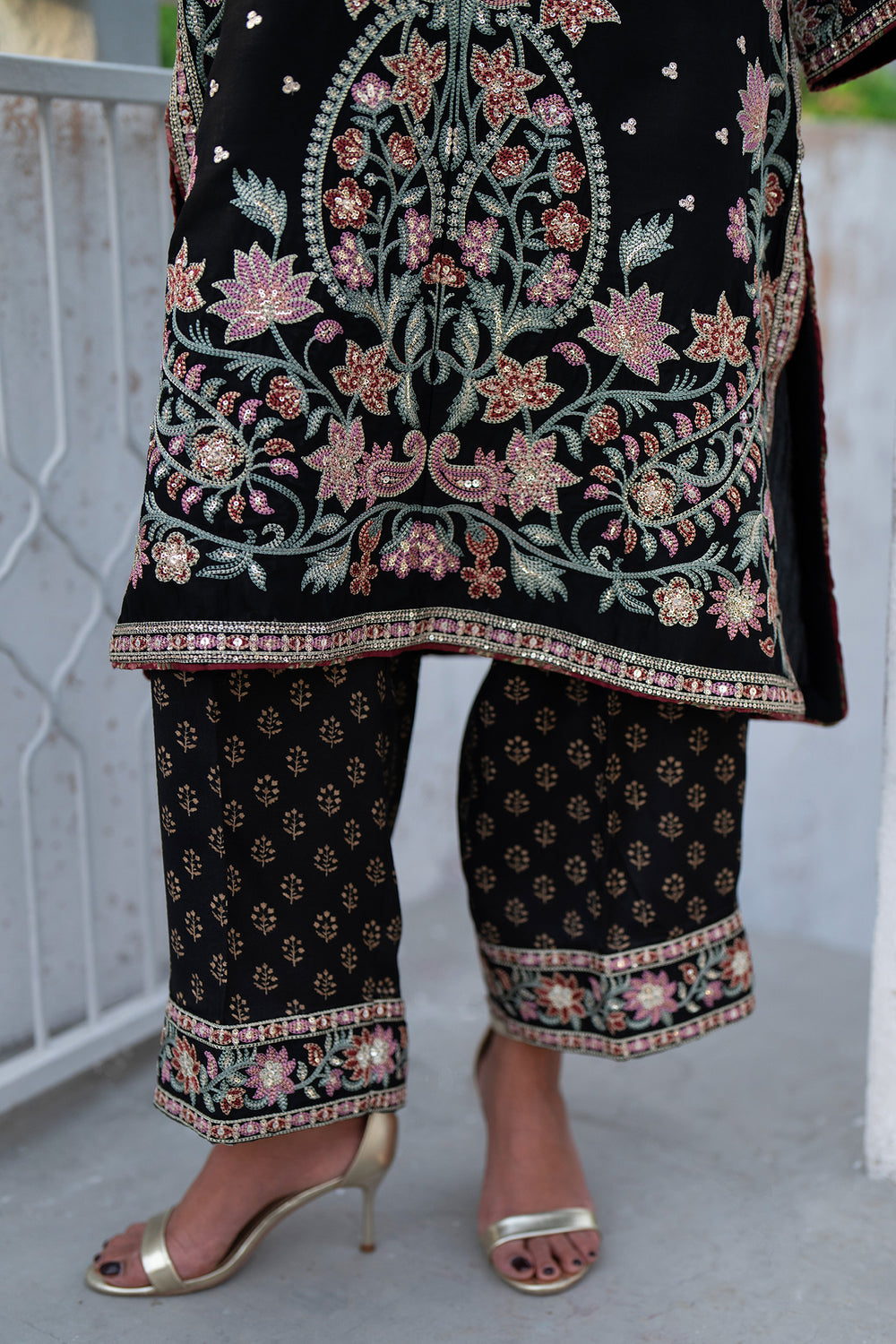 EMBROIDERED SUIT (E0819/104/902)