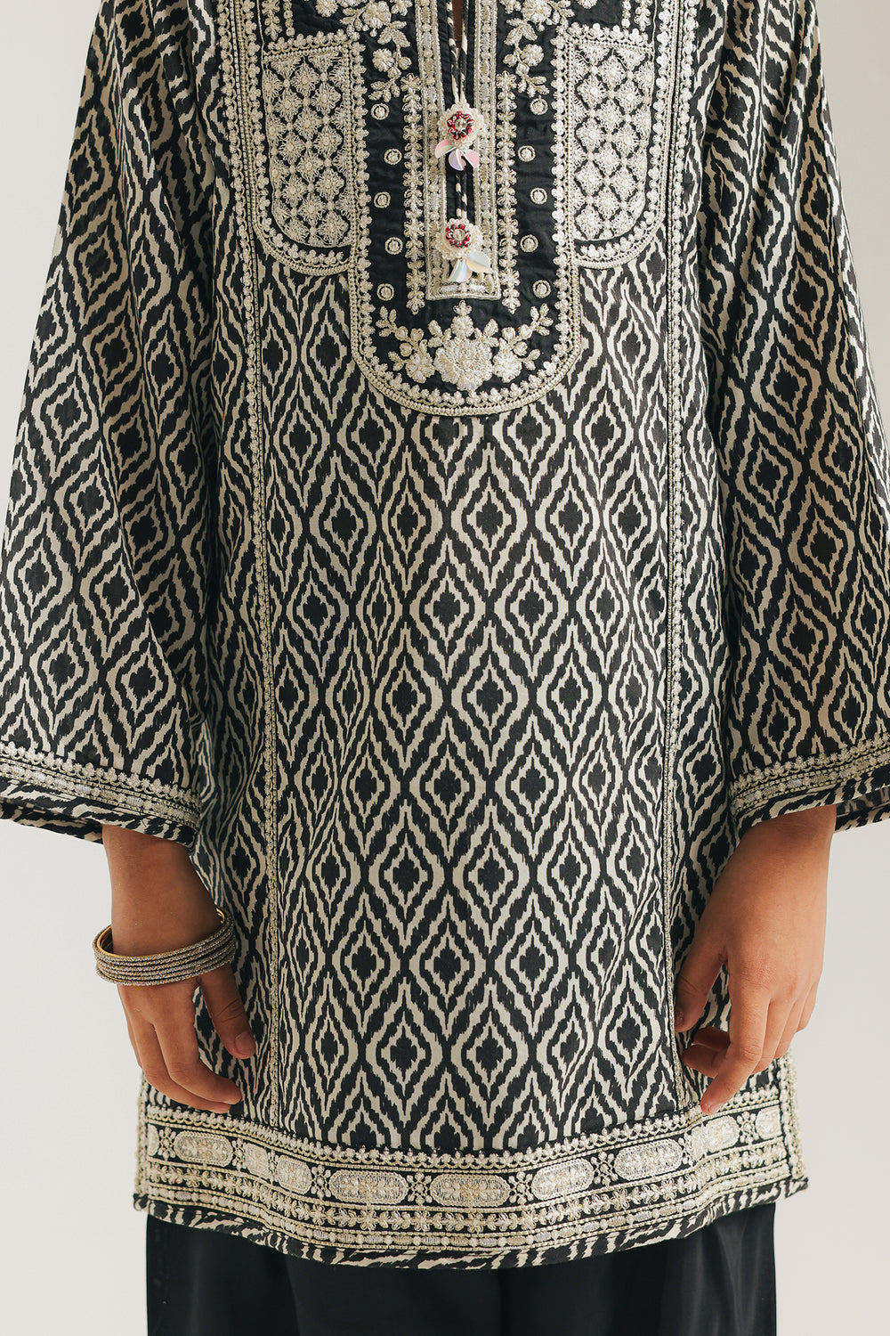 EMBROIDERED SUIT (E0861/404/902 E0861/304/902)