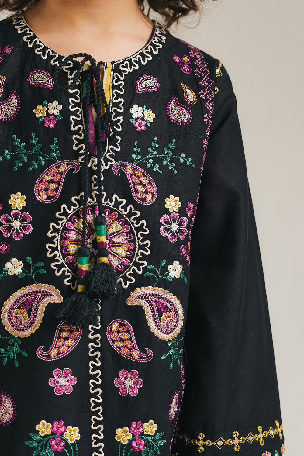 EMBROIDERED SUIT (E1041/402/902 E1041/302/902)