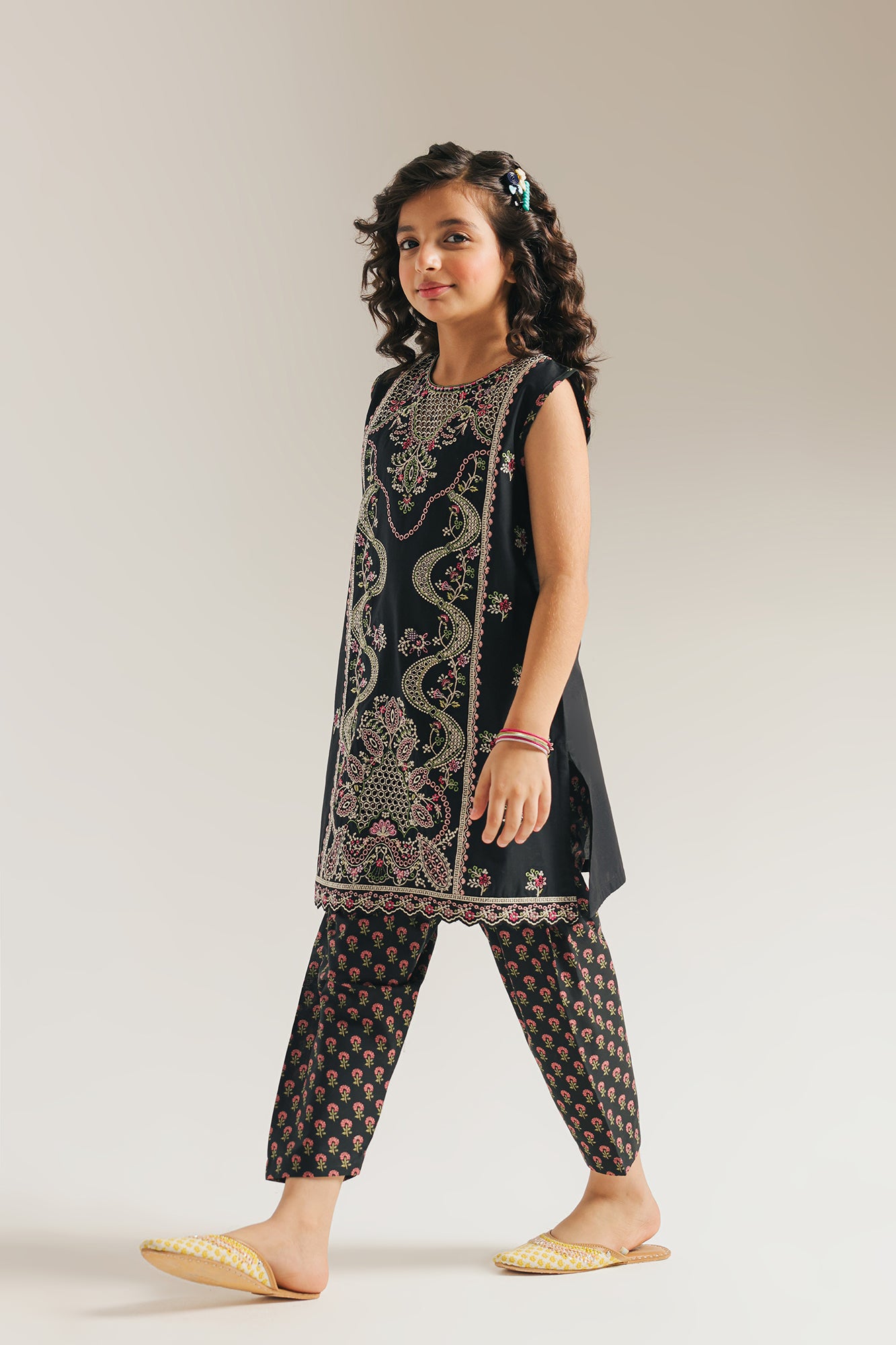 EMBROIDERED SUIT (E1056/402/902 E1056/302/902)