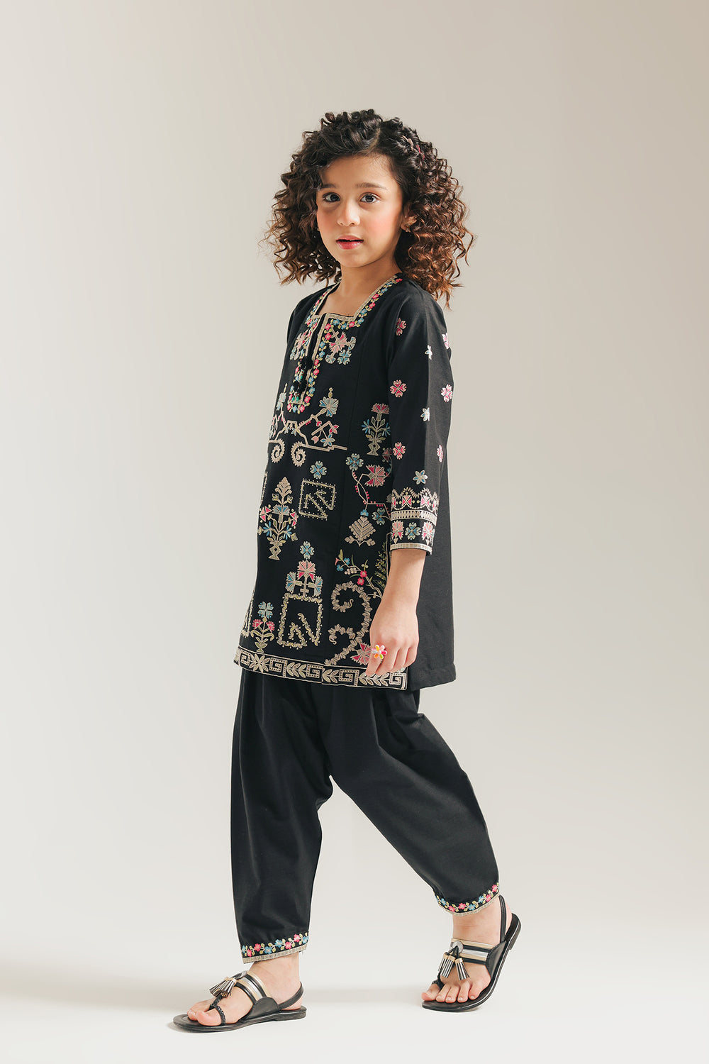 EMBROIDERED SUIT (E1362/402/901 E1362/302/901)