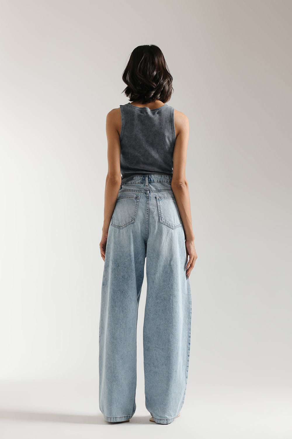 SLEEVELESS CROPPED TOP (E2396/108/903)