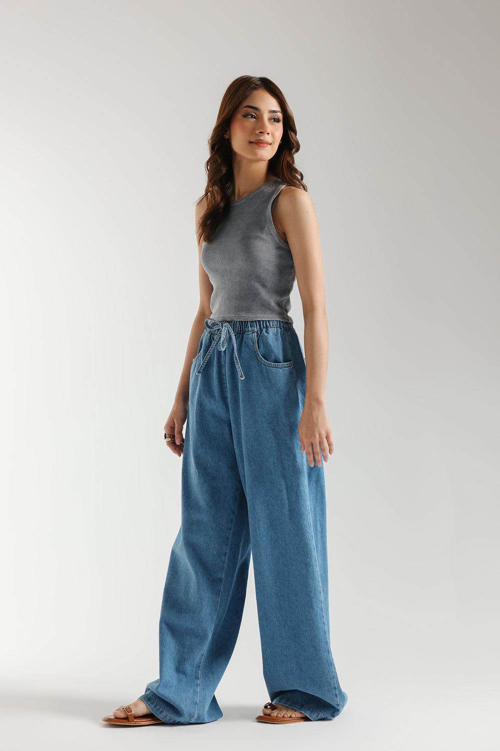 SLEEVELESS CROPPED TOP (E2396/108/911)