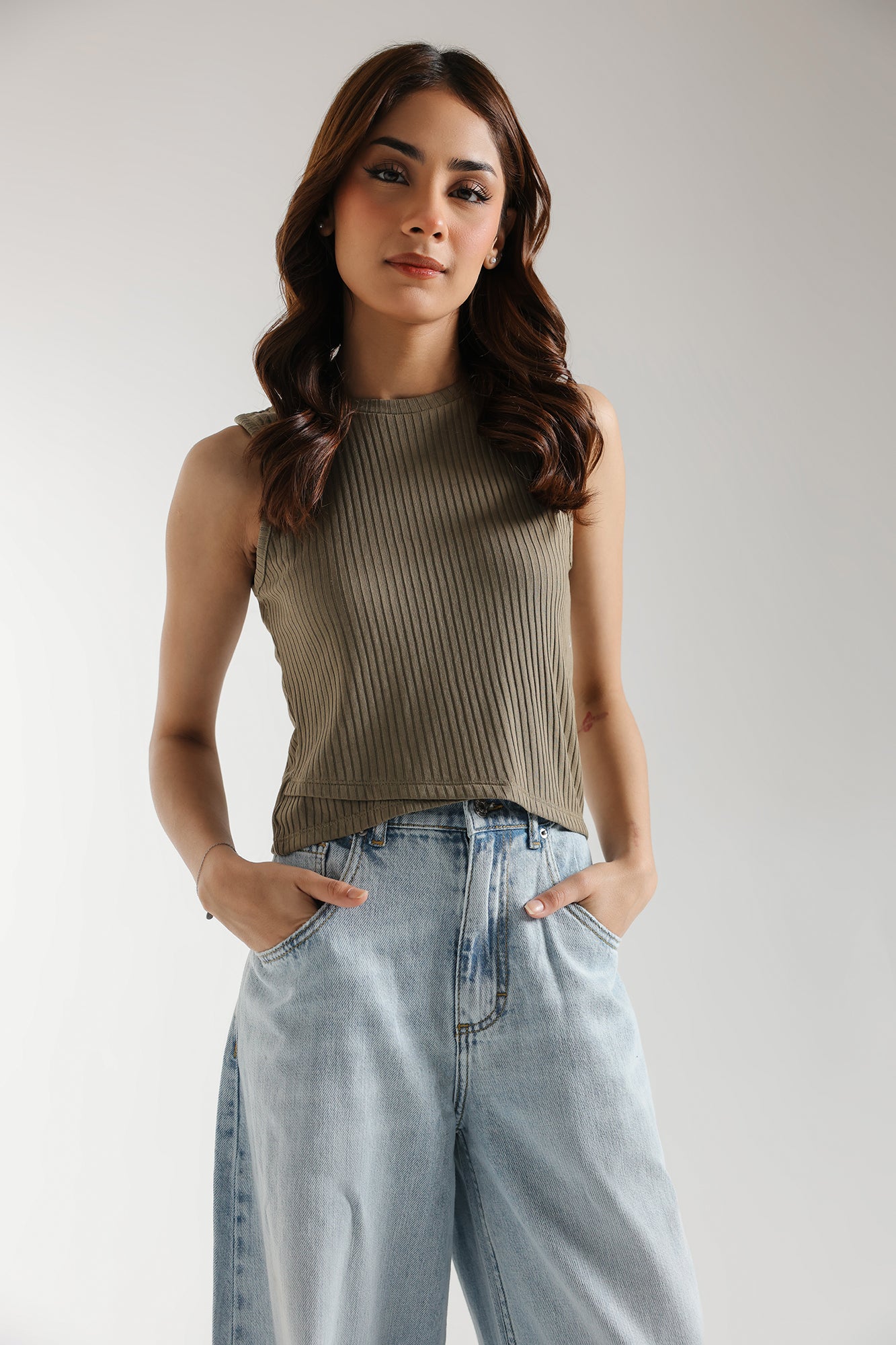 SLEEVELESS CROPPED TOP (E2448/108/121)