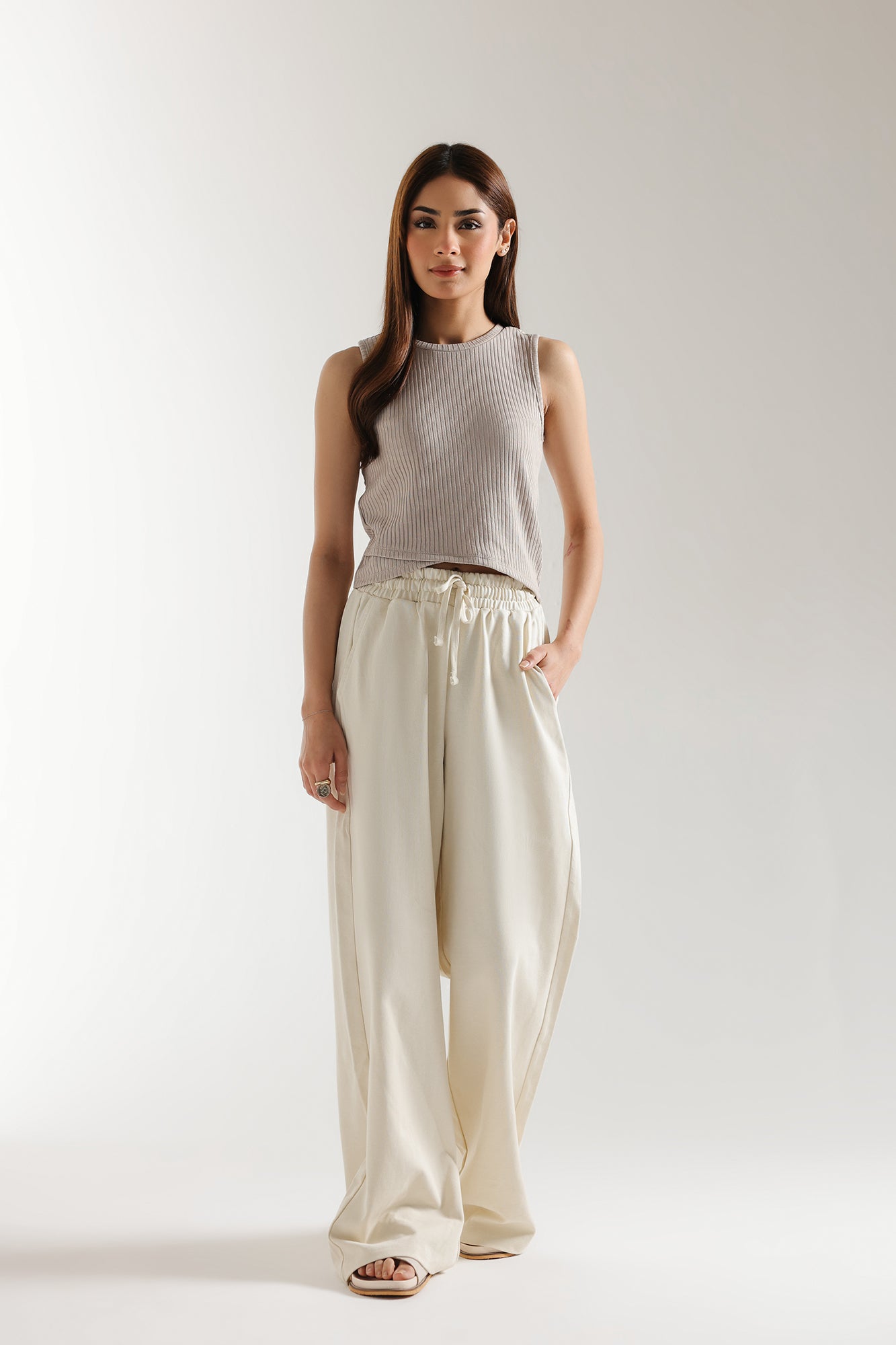 SLEEVELESS CROPPED TOP (E2448/108/813)