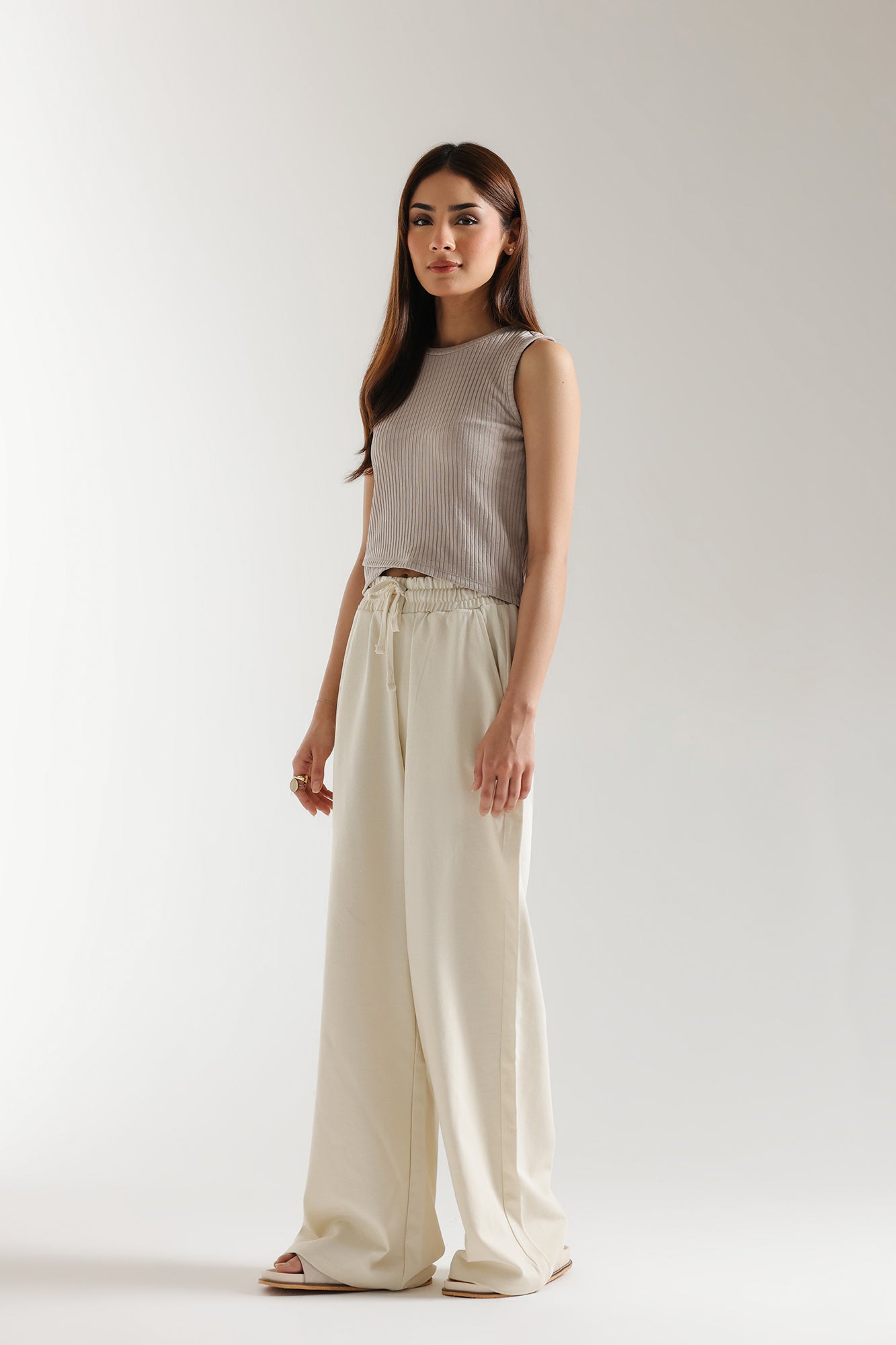 SLEEVELESS CROPPED TOP (E2448/108/813)