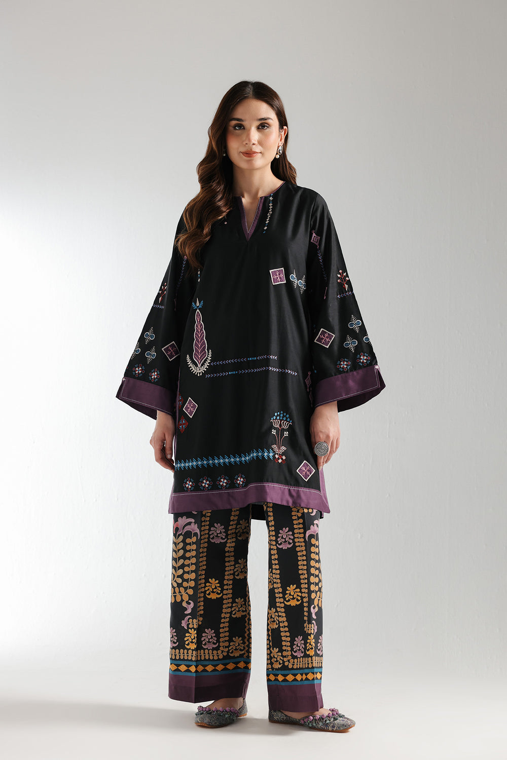 EMBROIDERED SUIT (E2932/103/902)