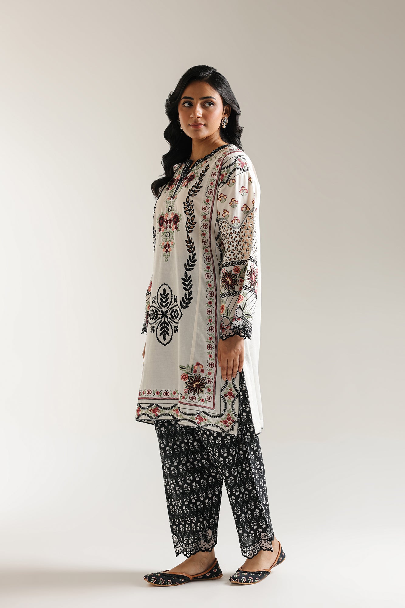 EMBROIDERED SUIT (E3298/103/002)