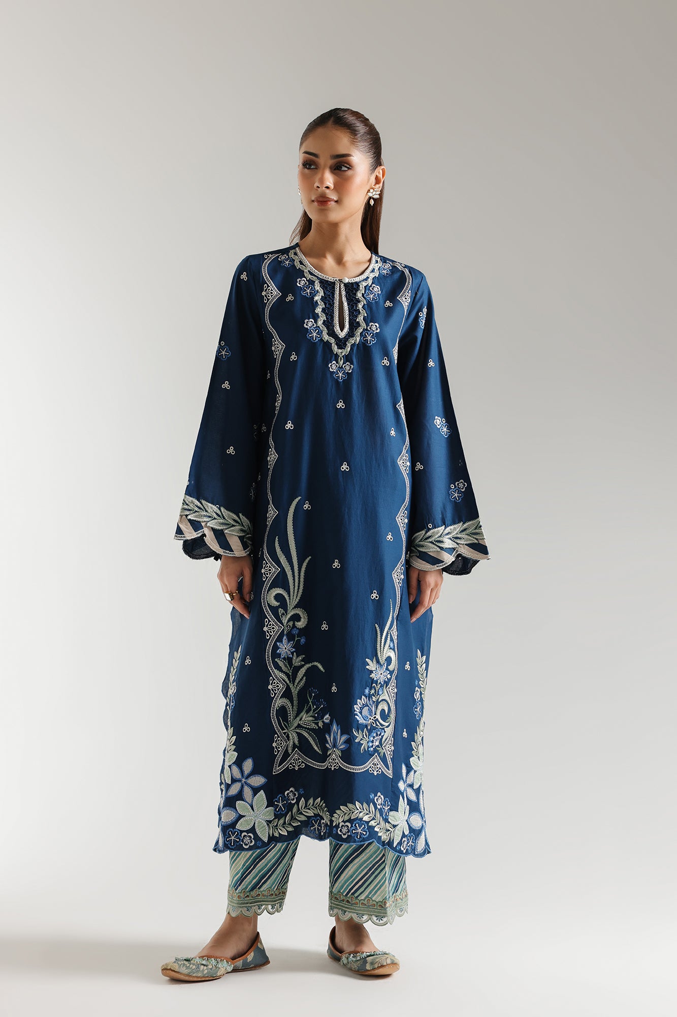 EMBROIDERED SUIT (E3326/103/622)