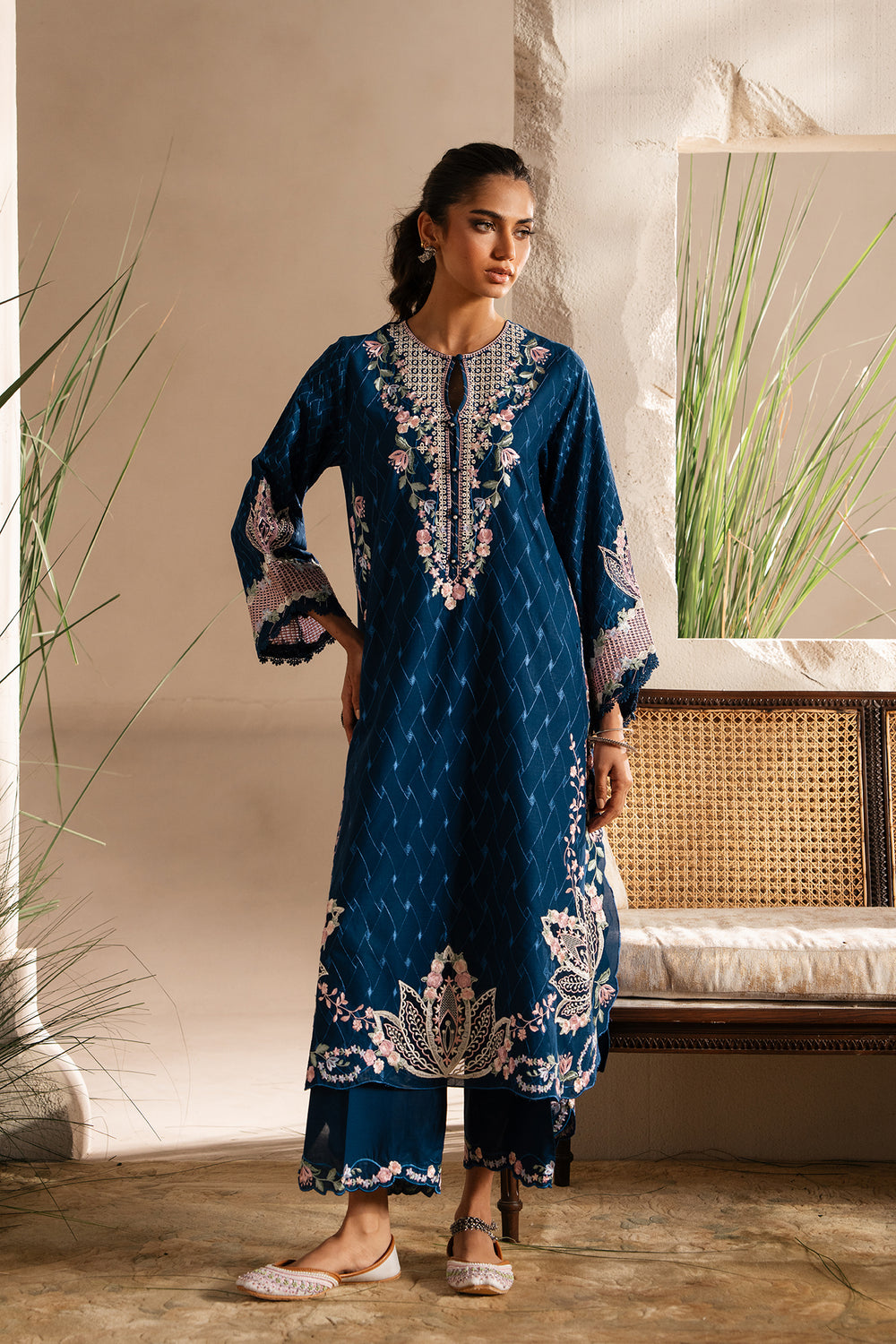 EMBROIDERED SUIT (E3385/103/623)