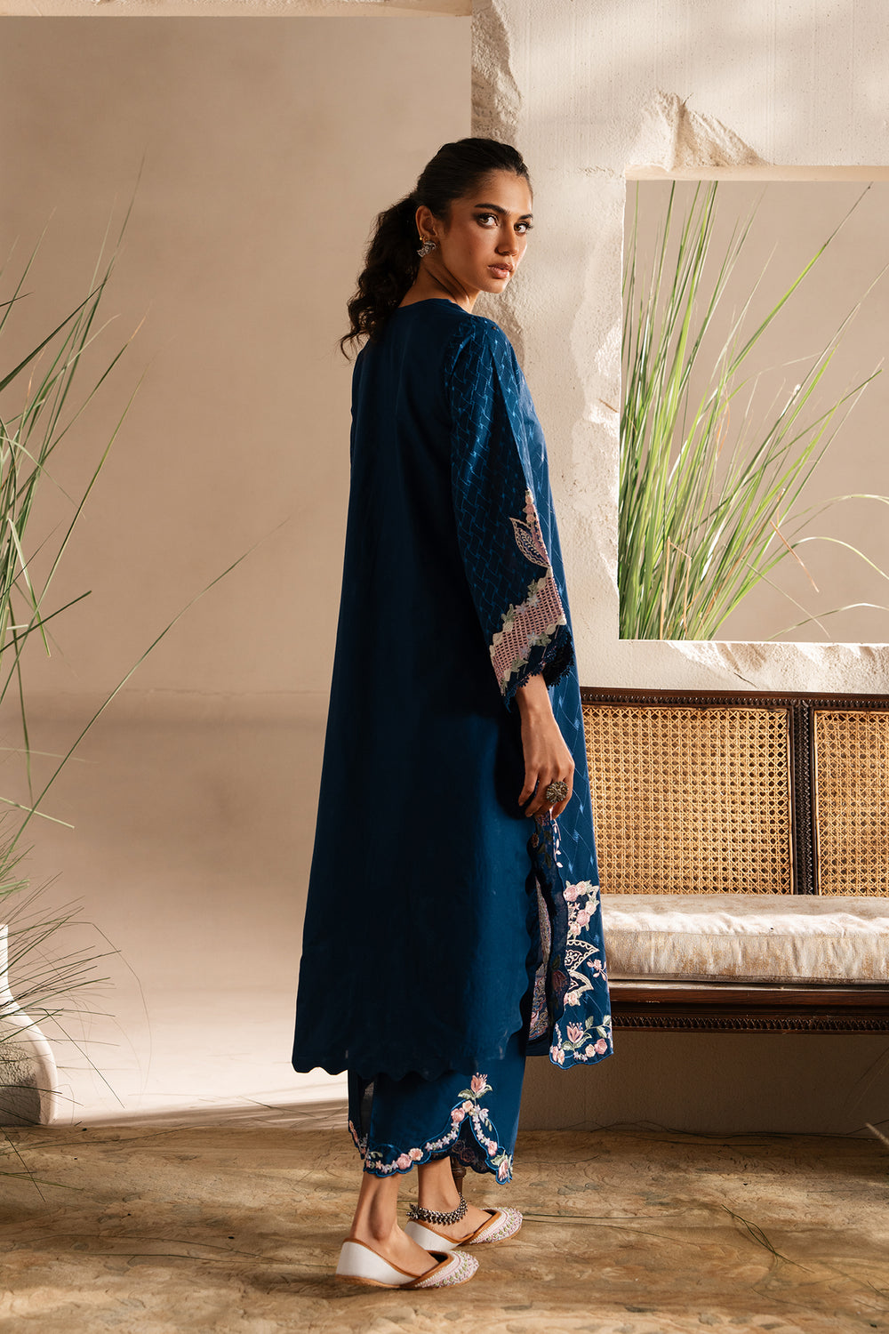 EMBROIDERED SUIT (E3385/103/623)