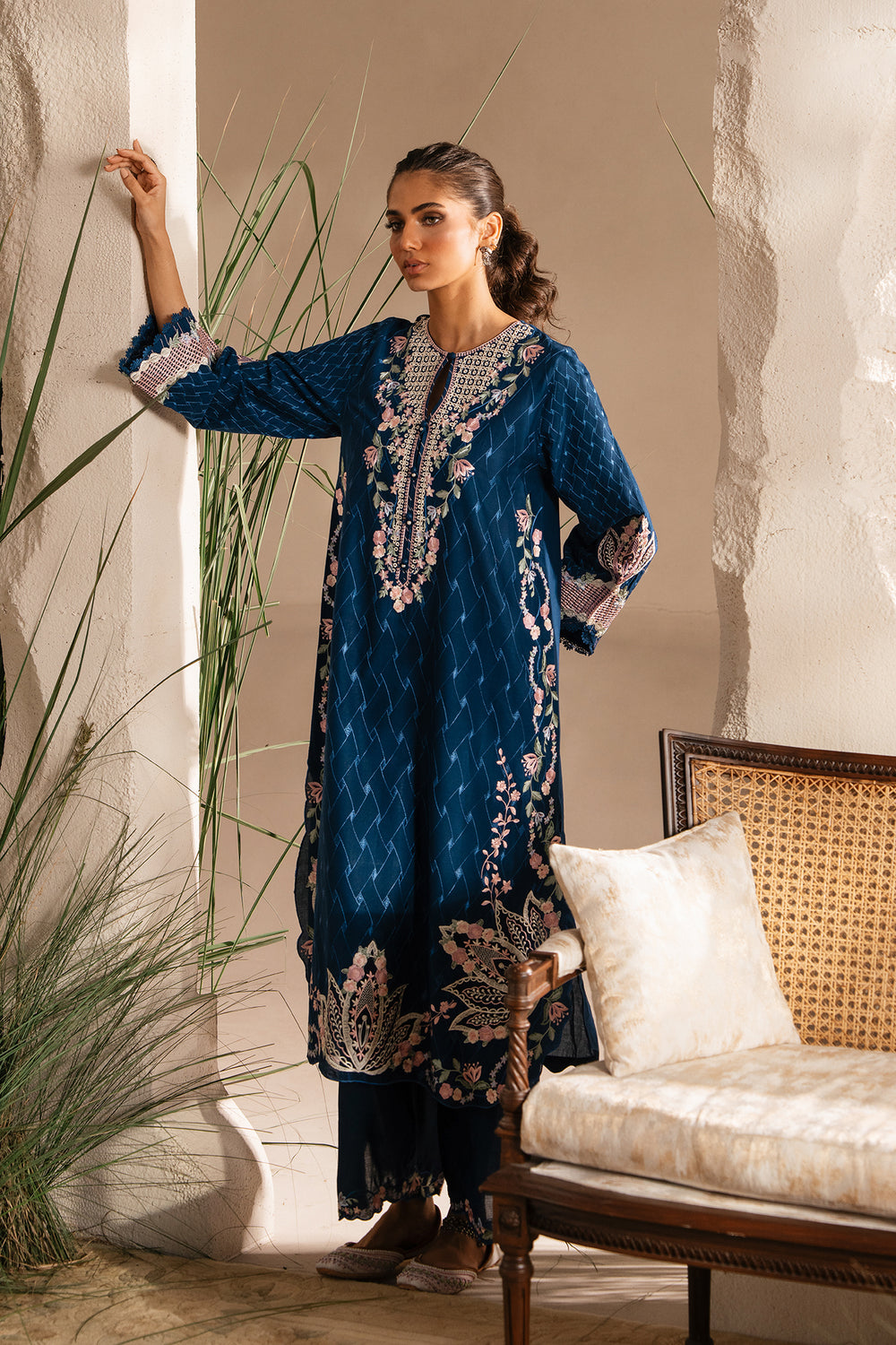 EMBROIDERED SUIT (E3385/103/623)