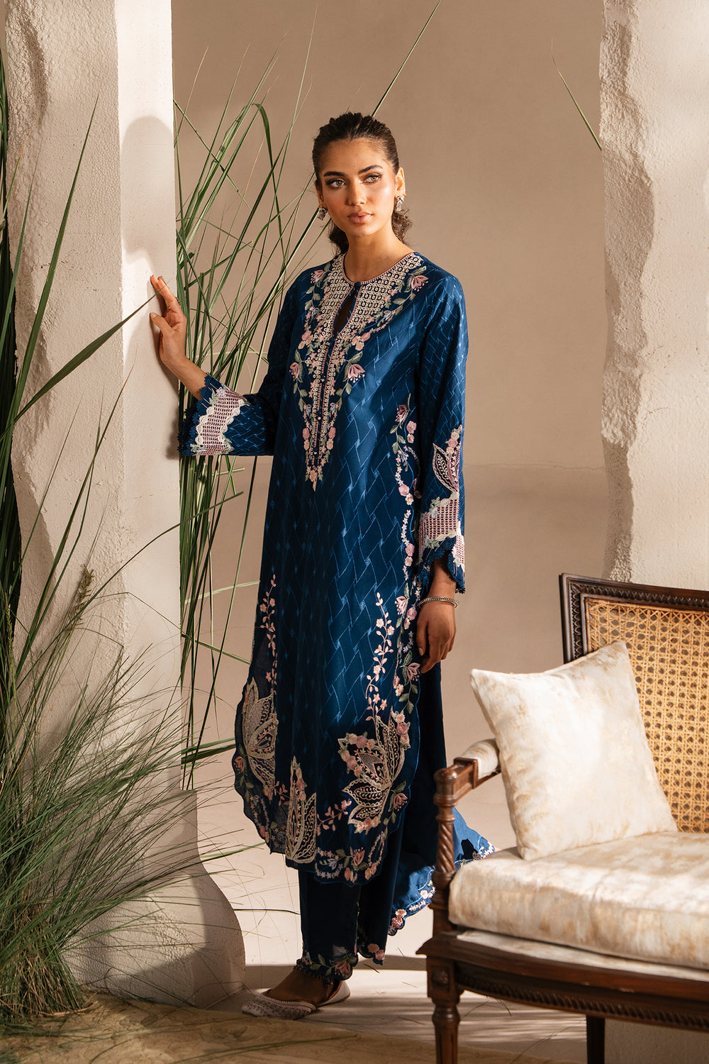 EMBROIDERED SUIT (E3385/103/623)