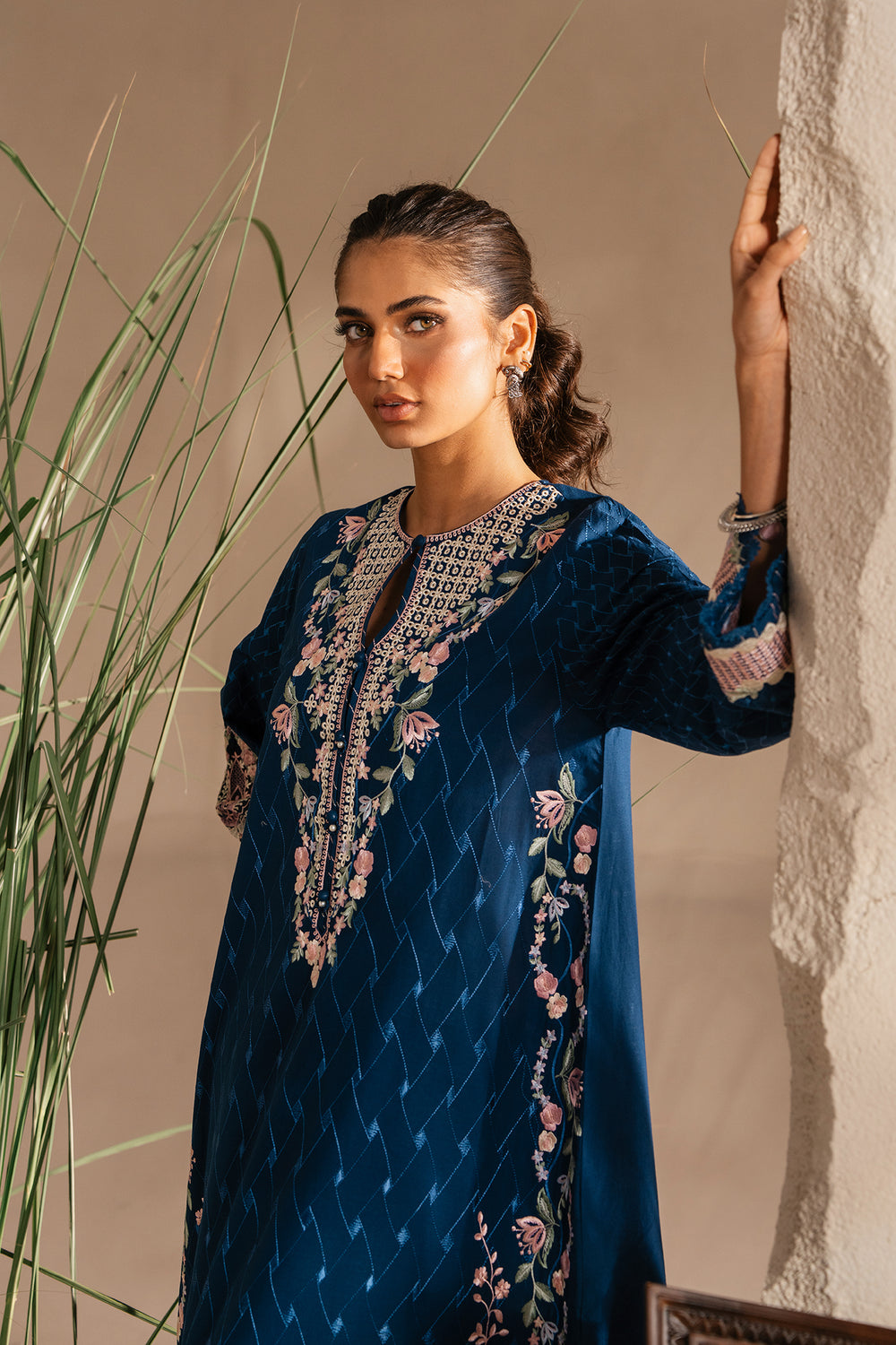 EMBROIDERED SUIT (E3385/103/623)