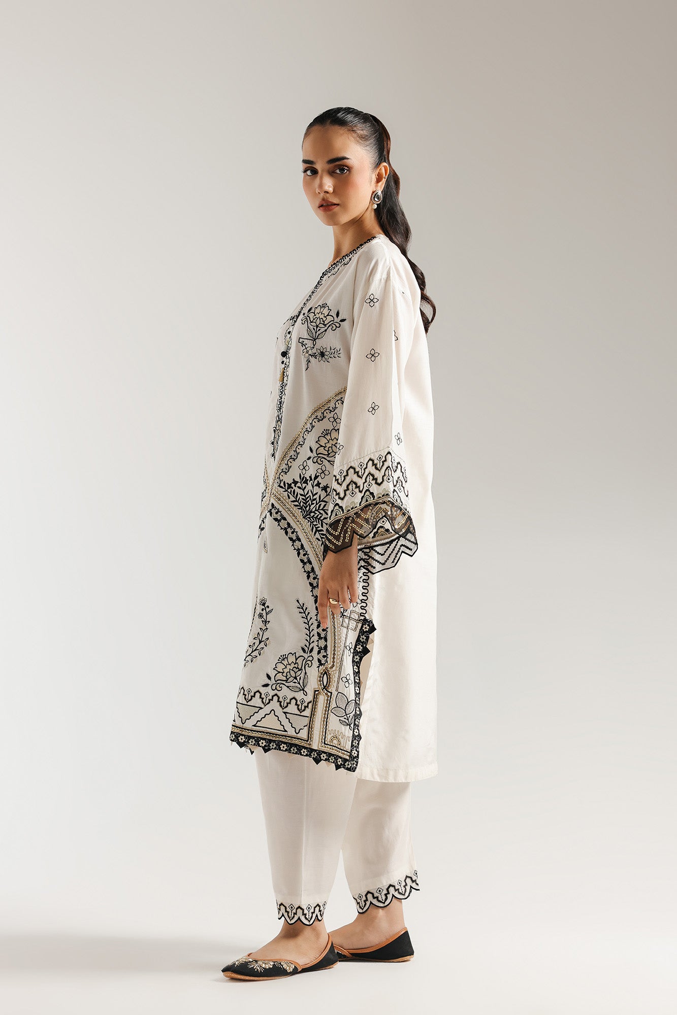 EMBROIDERED SUIT (E3443/103/902)