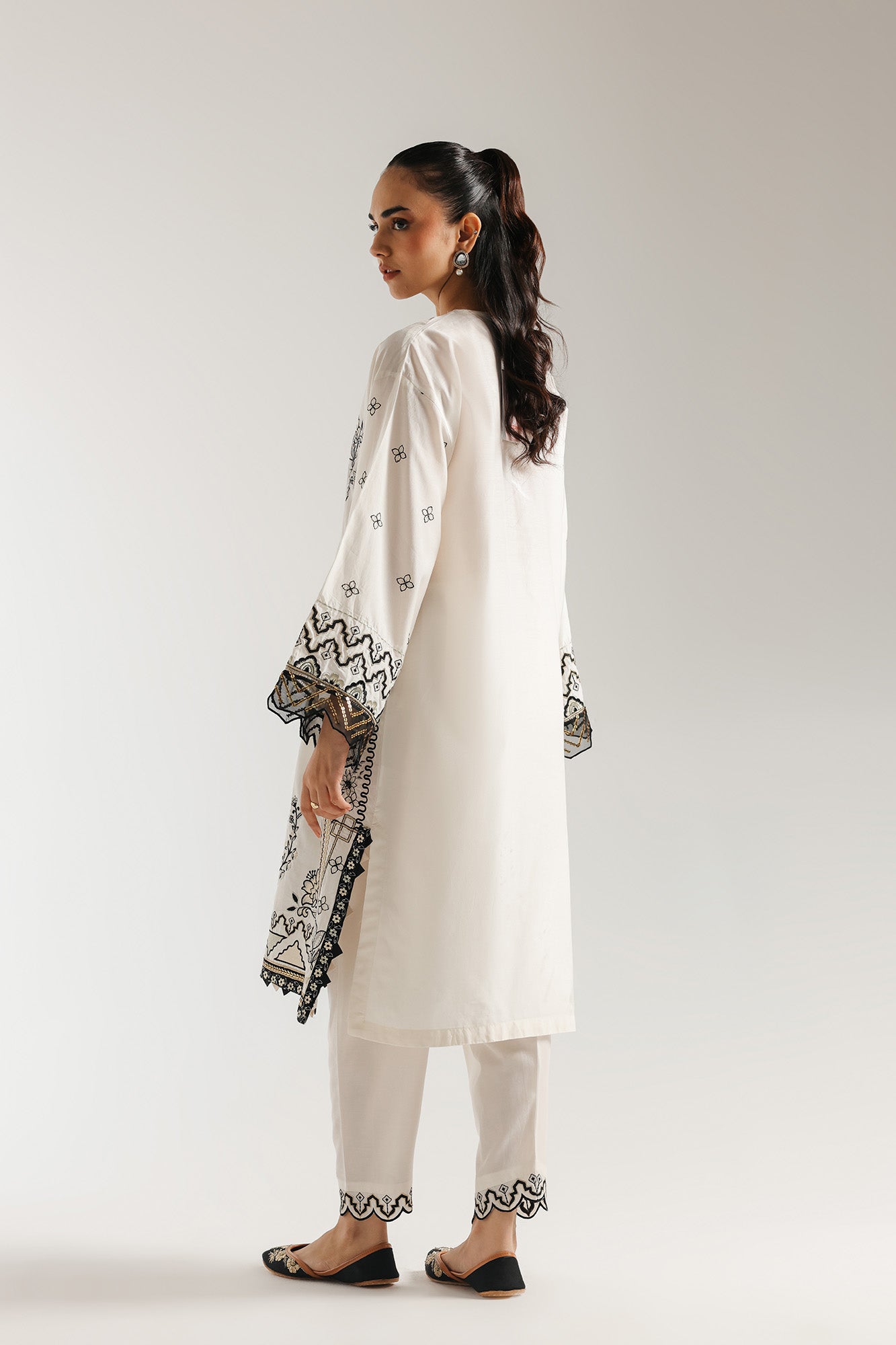 EMBROIDERED SUIT (E3443/103/902)