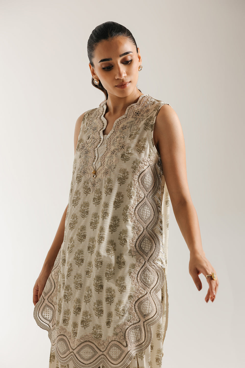 EMBROIDERED SUIT (E3452/103/006)