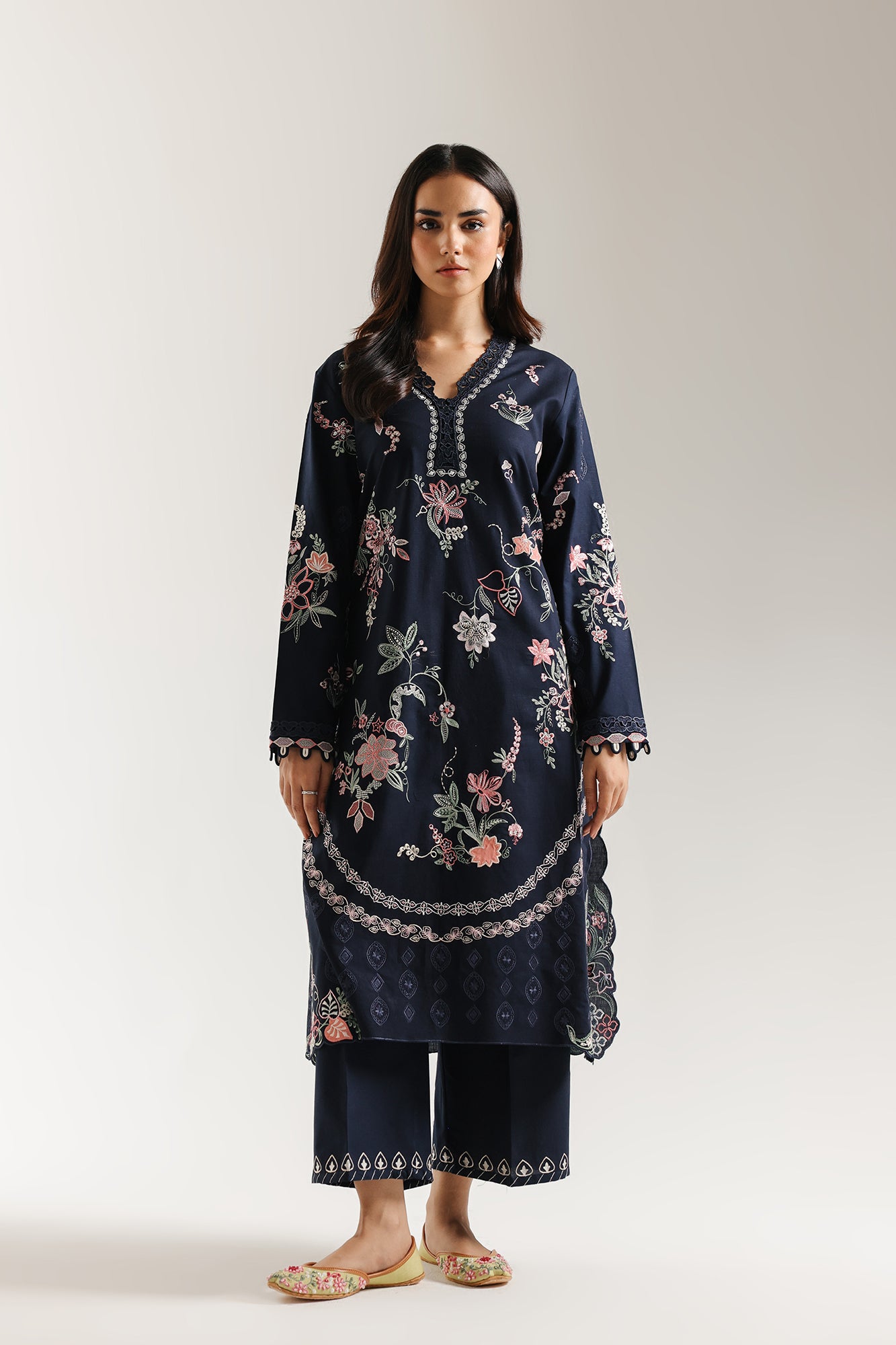 EMBROIDERED SUIT (E3647/103/622)