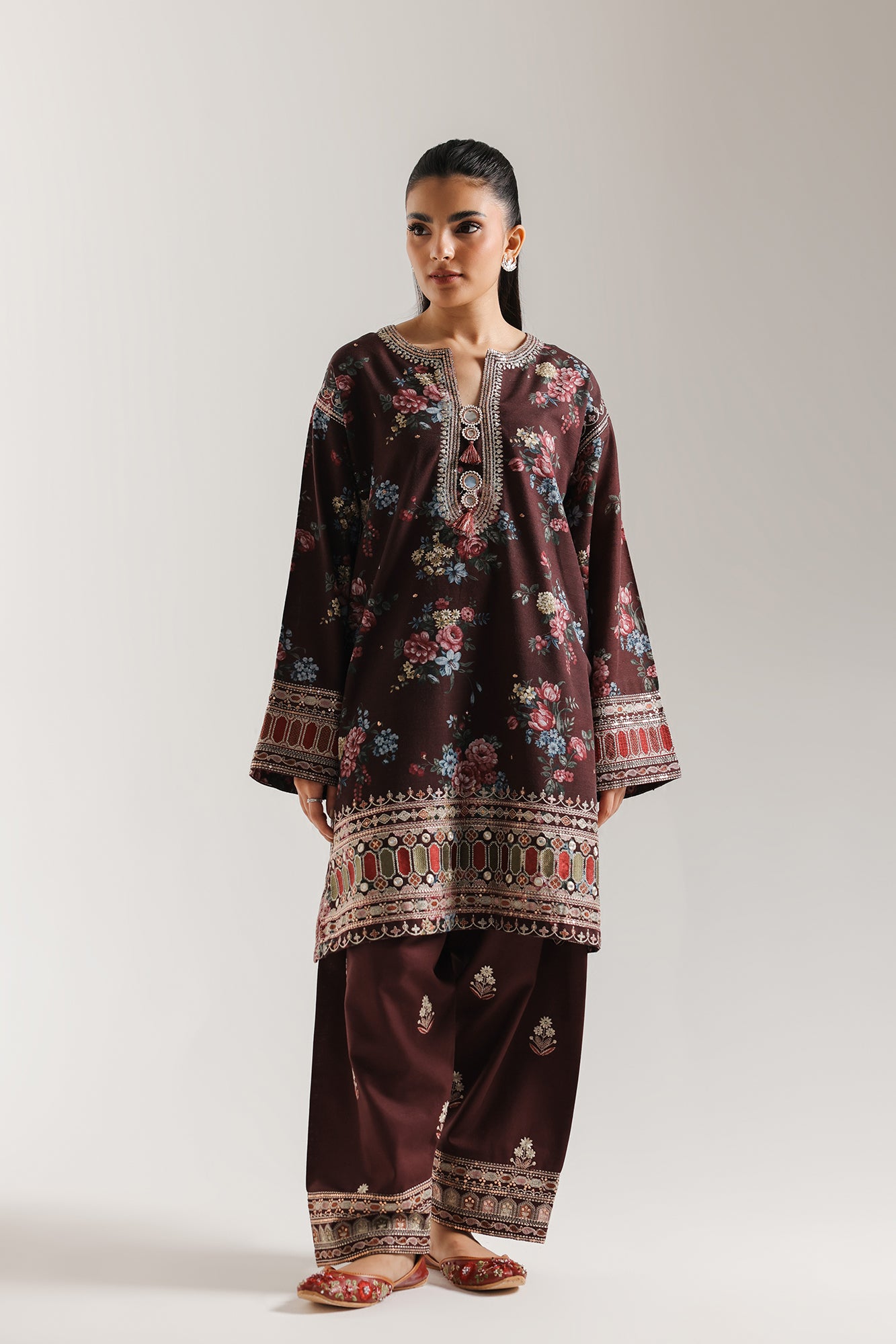 EMBROIDERED SUIT (E3736/103/520)