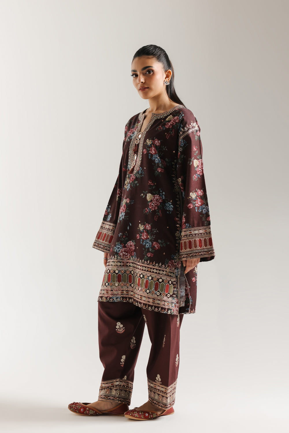 EMBROIDERED SUIT (E3736/103/520)