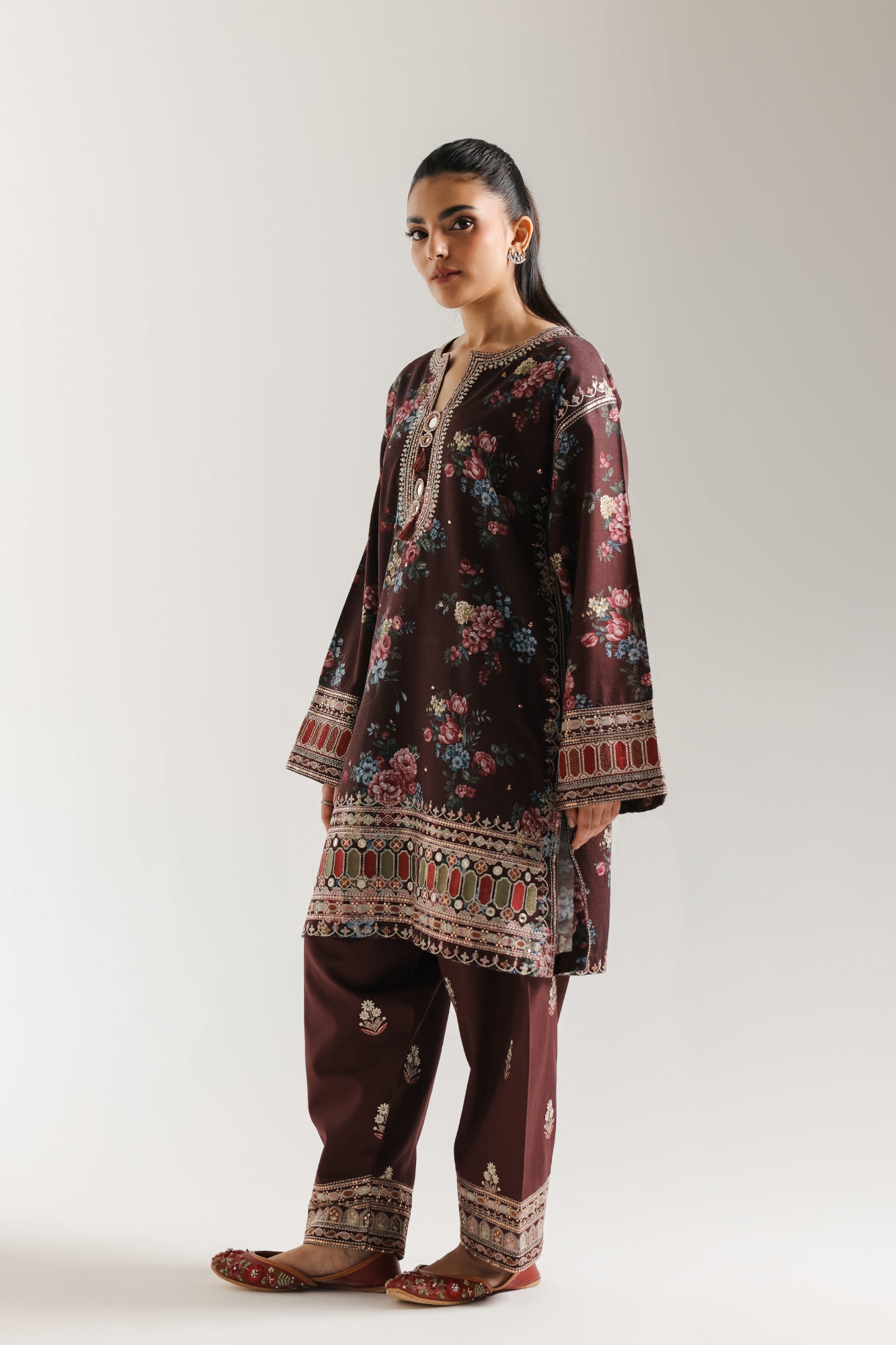 EMBROIDERED SUIT (E3736/103/520)