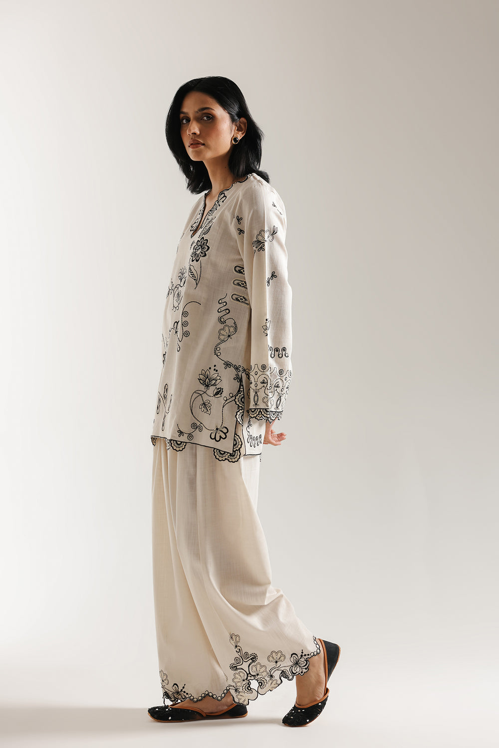 EMBROIDERED SUIT (E3740/103/003)