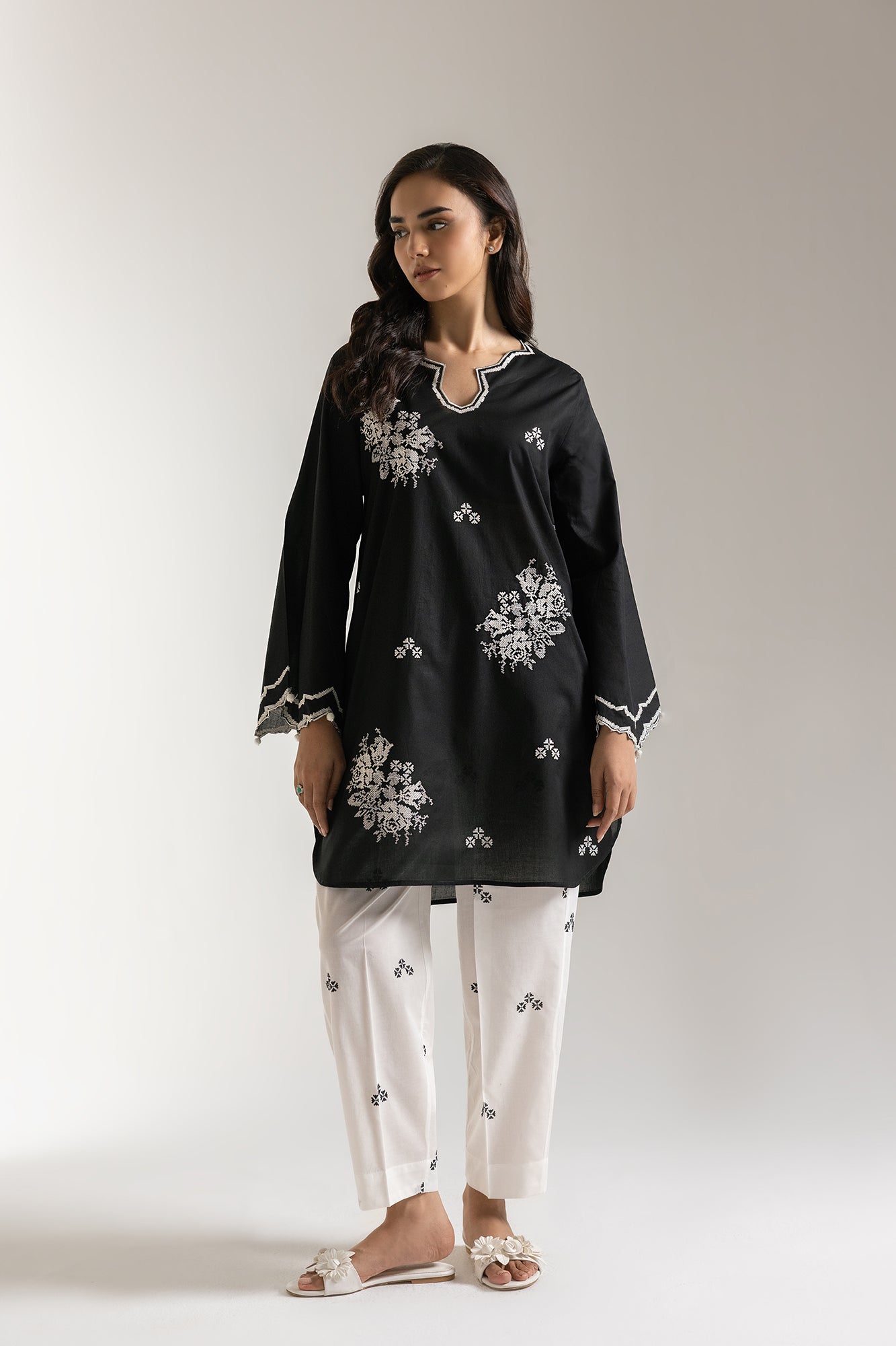 EMBROIDERED SUIT (E6140/102/902)