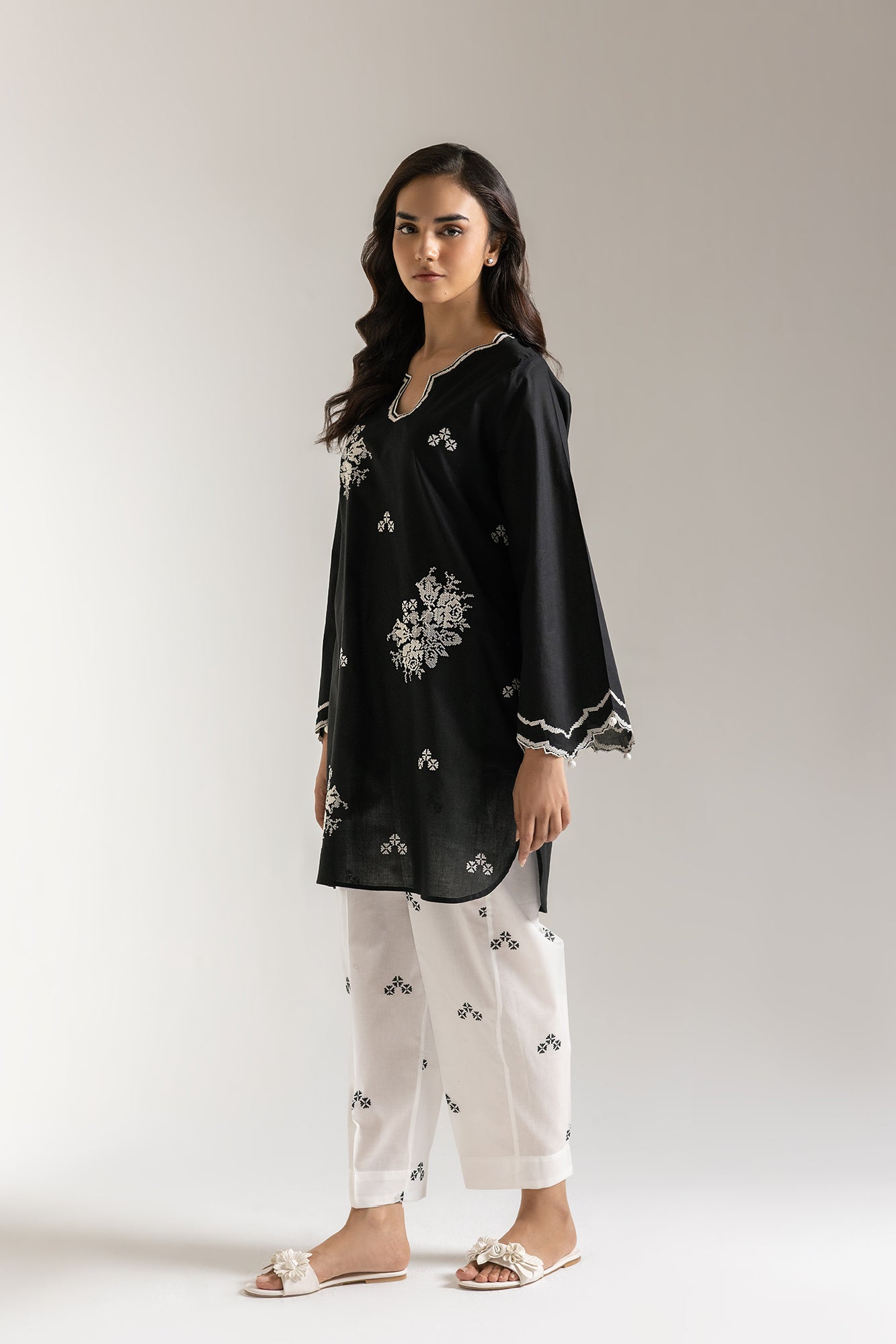 EMBROIDERED SUIT (E6140/102/902)