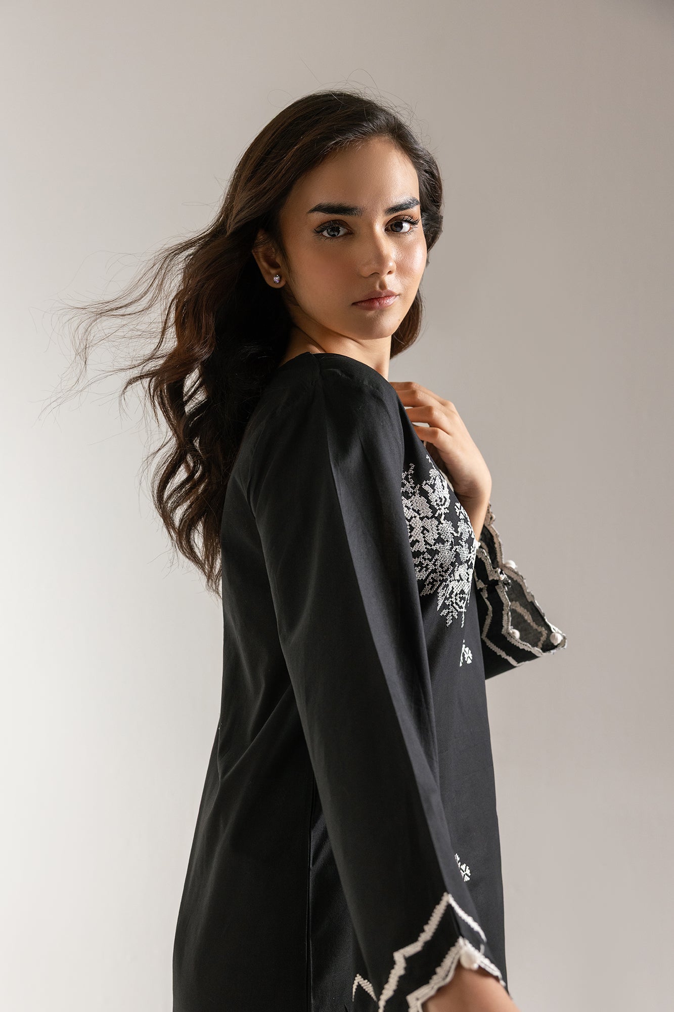 EMBROIDERED SUIT (E6140/102/902)