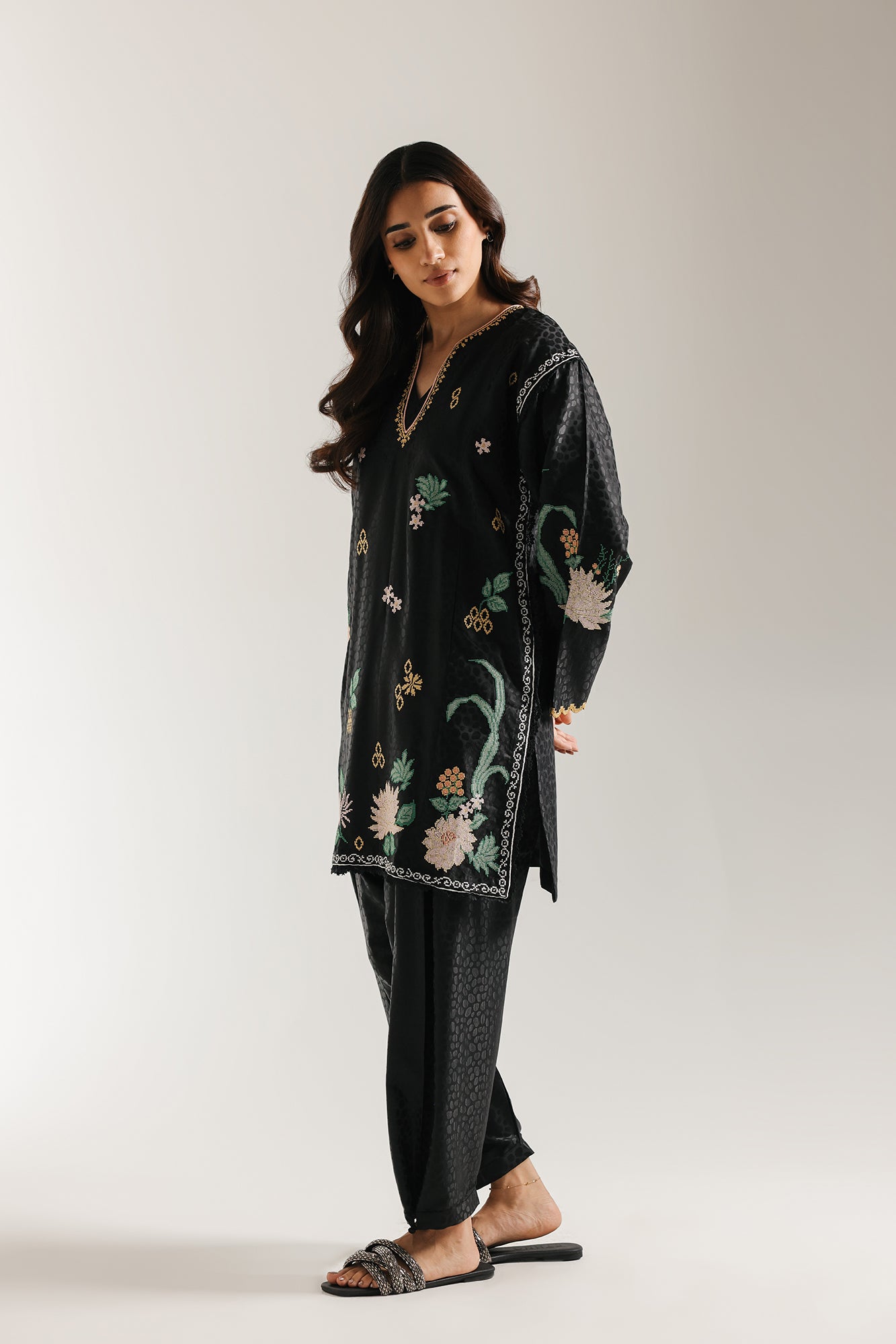 EMBROIDERED SUIT (E6628/102/901)