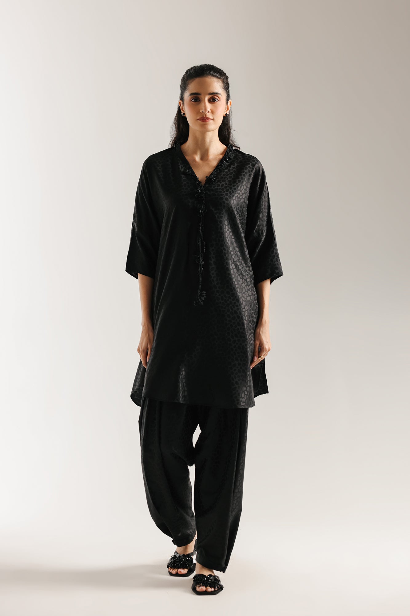 EMBROIDERED SUIT (E6632/102/901)