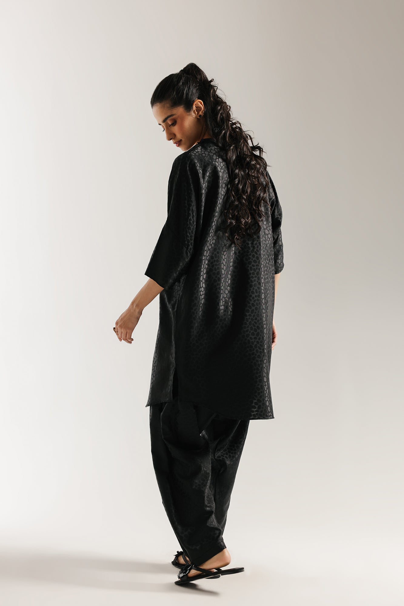 EMBROIDERED SUIT (E6632/102/901)