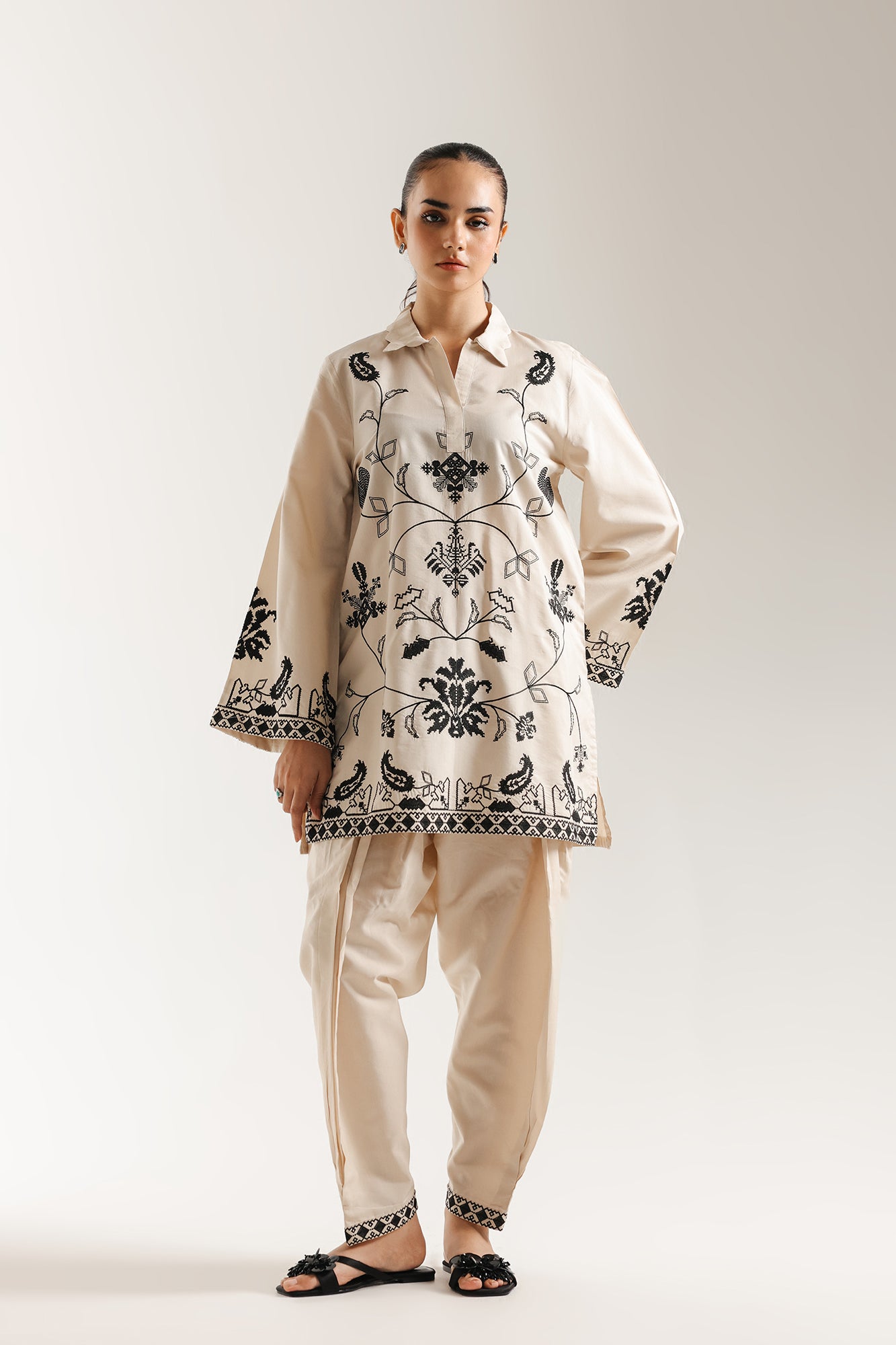 EMBROIDERED SUIT (E6634/102/808)