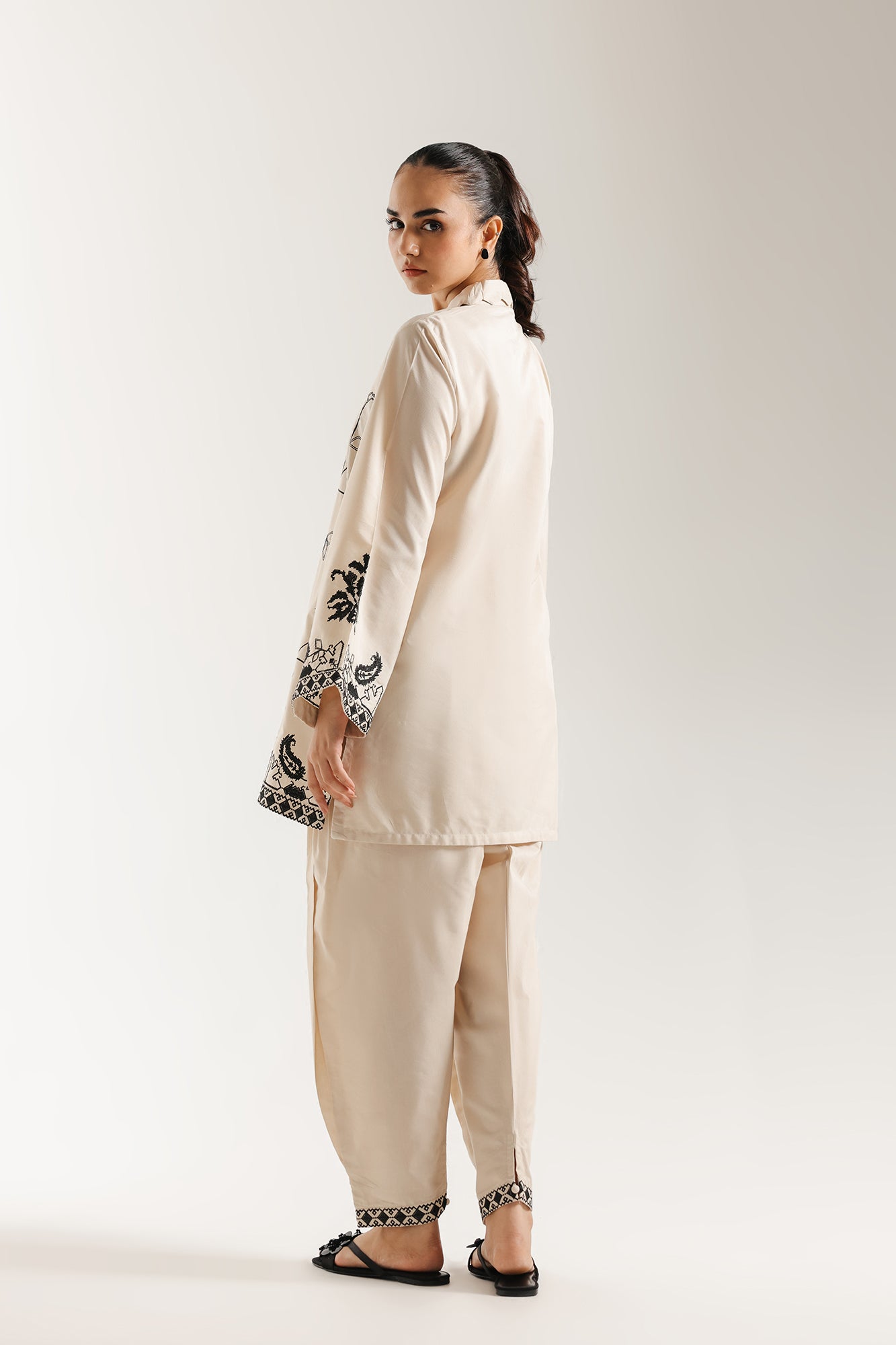 EMBROIDERED SUIT (E6634/102/808)