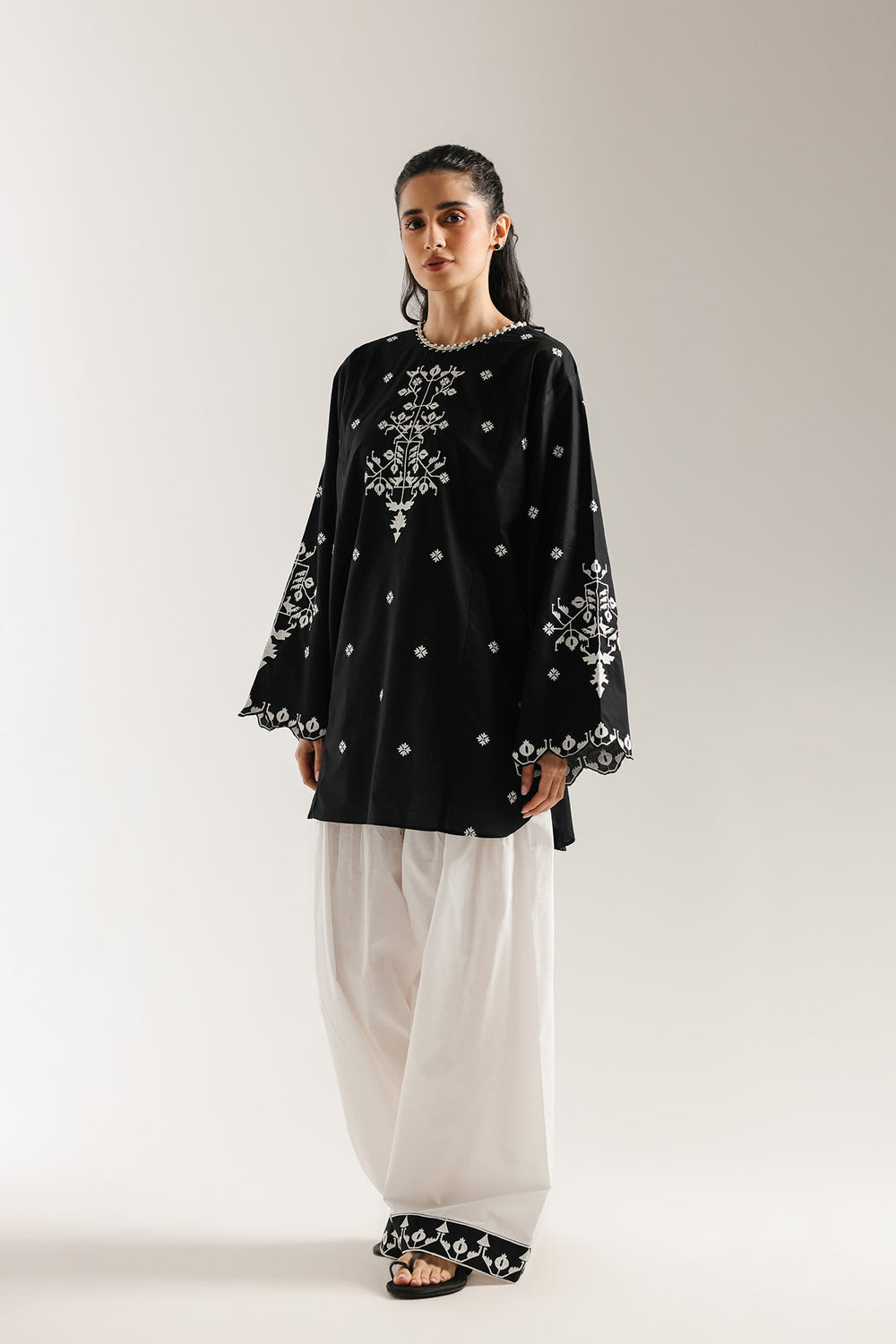 EMBROIDERED SUIT (E6971/102/901)