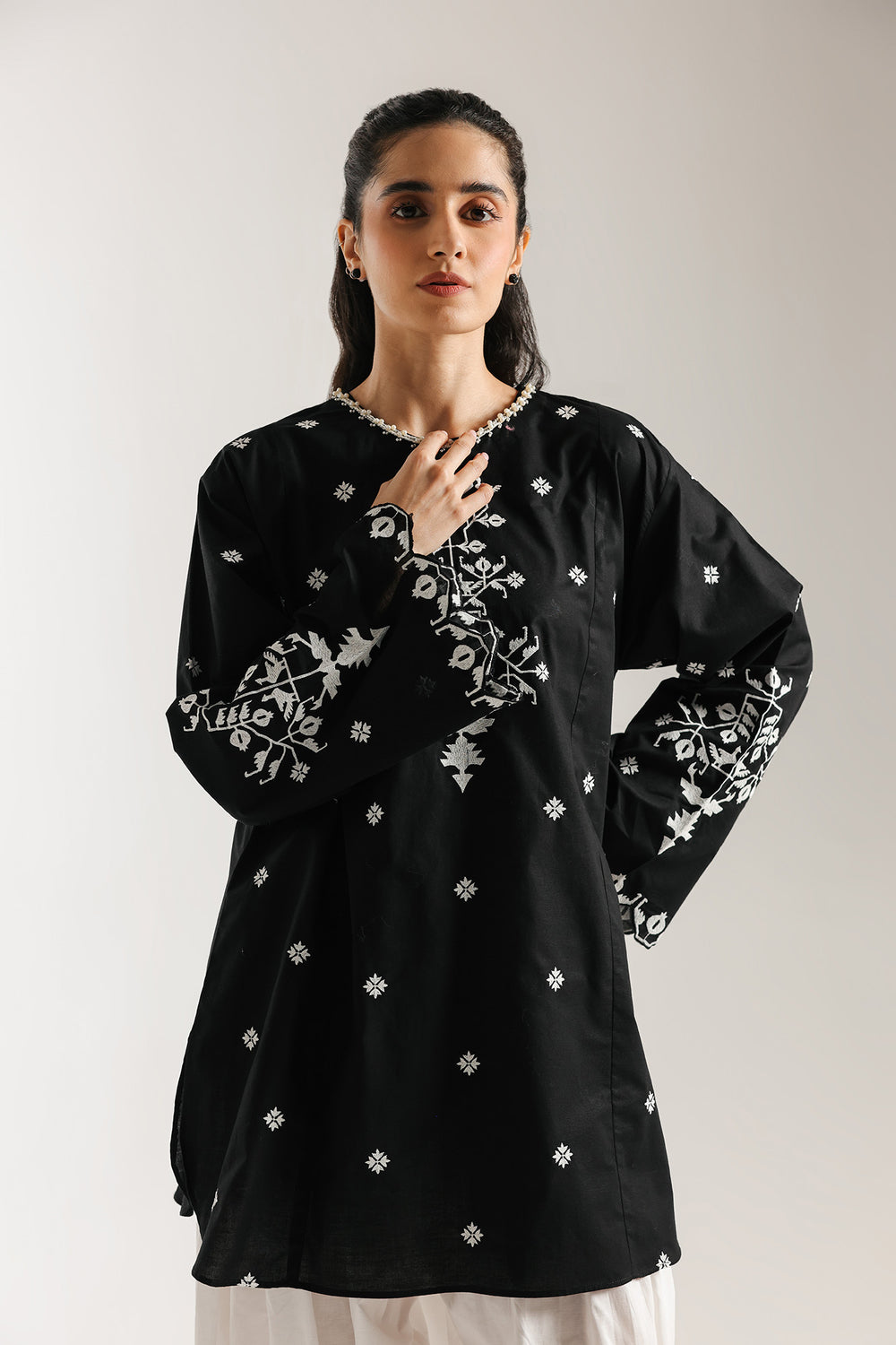 EMBROIDERED SUIT (E6971/102/901)