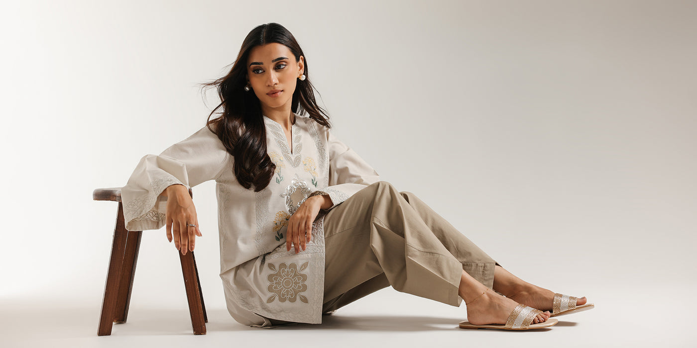 EMBROIDERED SUIT (E7005/102/002)