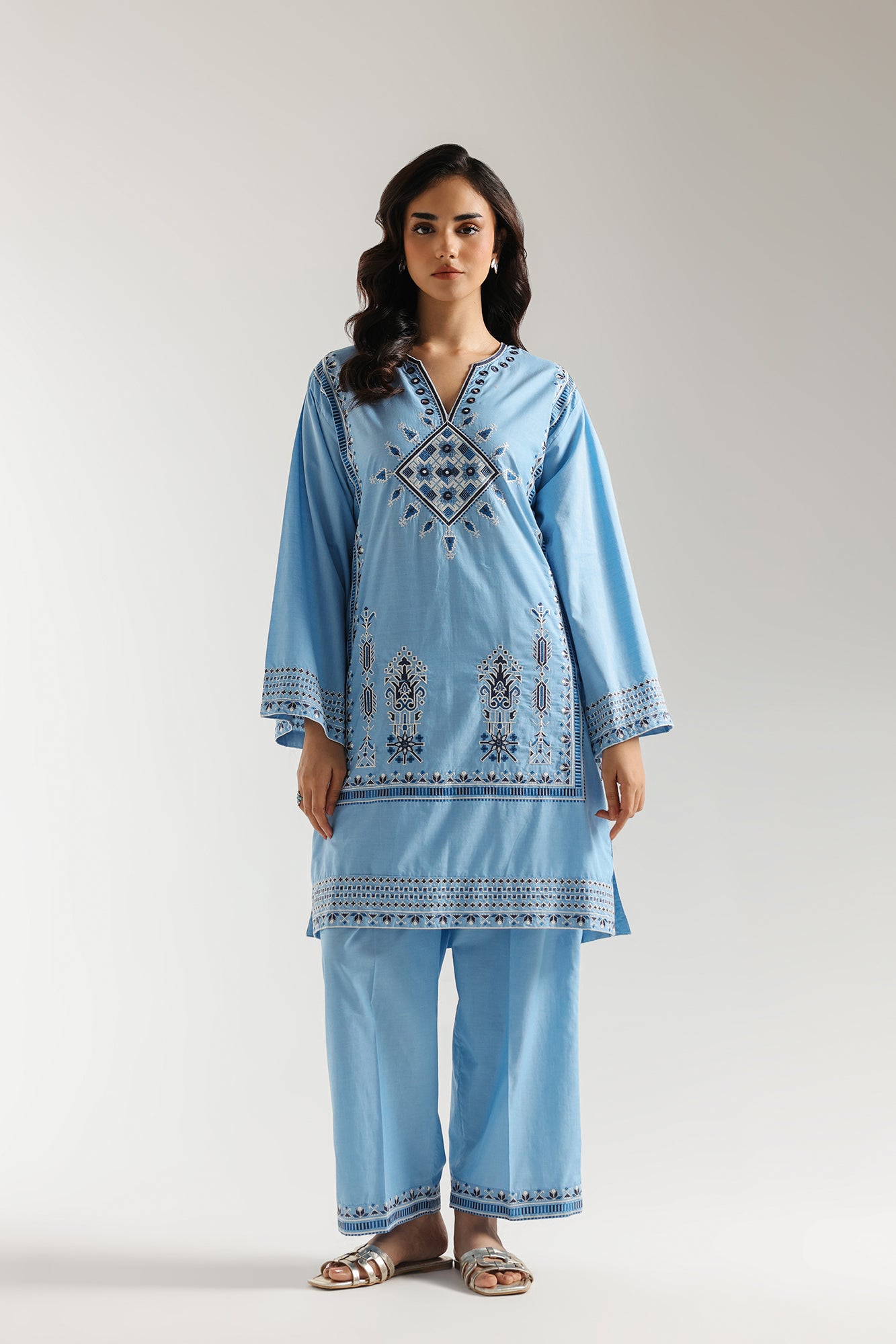 EMBROIDERED SUIT (E7152/102/636)