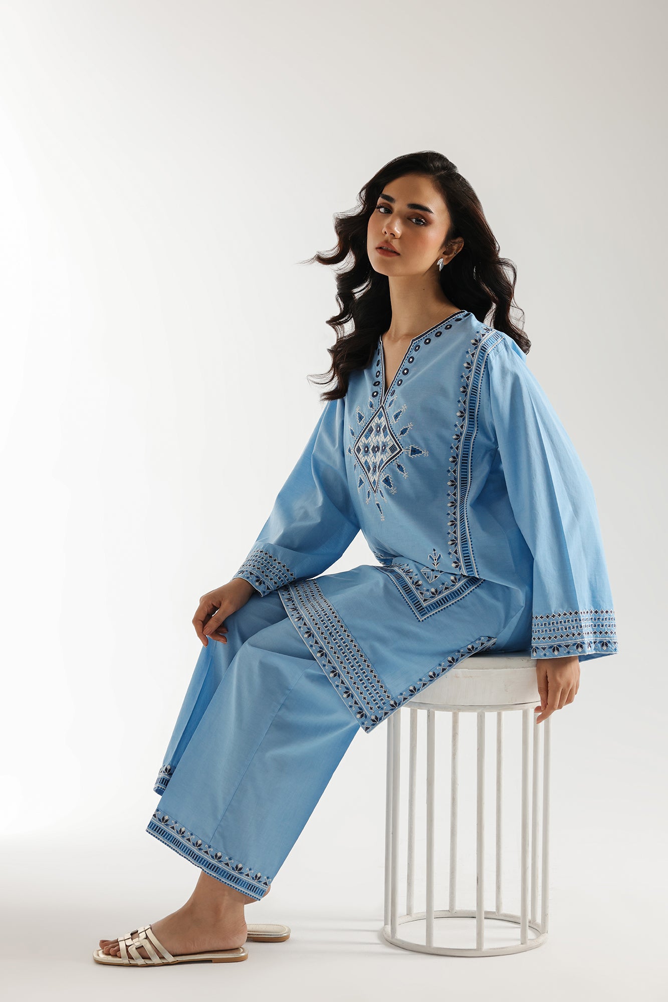 EMBROIDERED SUIT (E7152/102/636)